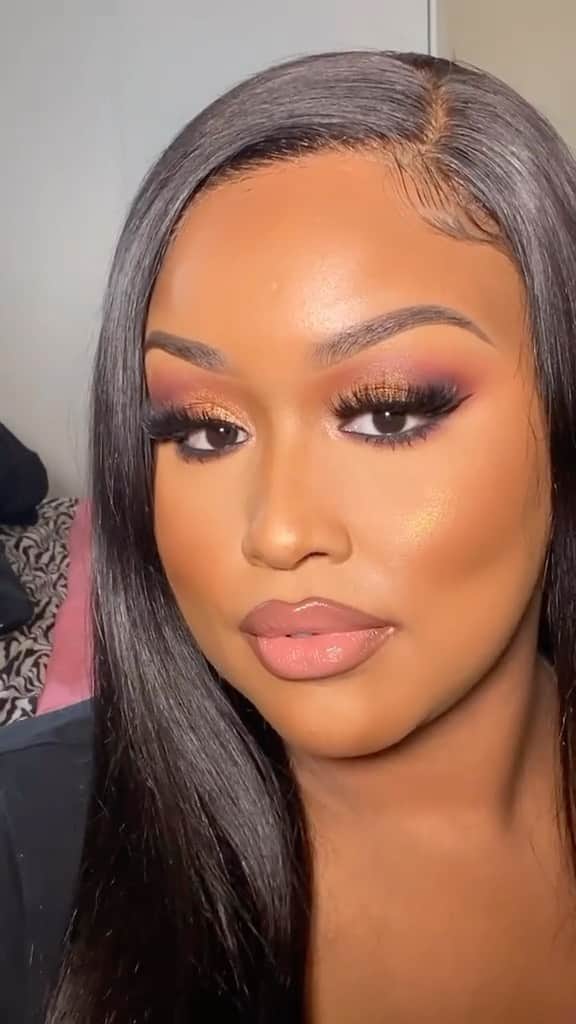 Anastasia Beverly Hillsのインスタグラム：「Primrose >>> real roses 🌹❤️‍🔥 Recreate @ibeatthatface’s (she/her) sultry glam look at the link in bio:  💖 Primrose Palette 💖 Eye Primer 💖 DIPBROW Pomade in Chocolate 💖 Clear Brow Gel 💖 Liquid Liner 💖 #ABHMagicTouch Concealer in 14 💖 Cream Bronzer in Chestnut 💖 Powder Bronzer in Mahogany 💖 Iced Out Highlighter 💖 Malt Lip Liner 💖 Dusty Rose Satin Lipstick  #AnastasiaBeverlyHills」