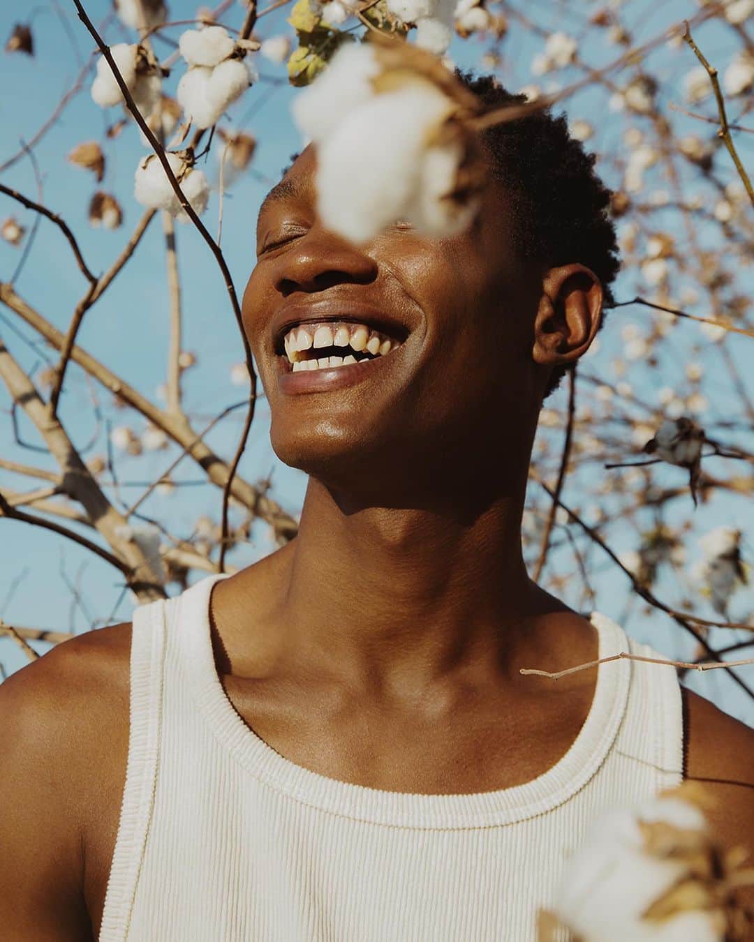 ロジャス・レナーのインスタグラム：「O seu estilo e sustentabilidade andam juntos. 💚 Na nova coleção de Algodão Agroecológico Brasileiro, trazemos peças que refletem o cuidado às pessoas e ao meio ambiente. Arraste para o lado e confira os atributos responsáveis dos looks. Saiba mais no nosso site, app e lojas. #SomosRe #ModaReponsável #AlgodãoAgroecológico   Regata slim 680455497 | camisa com bordado floral 882081171」