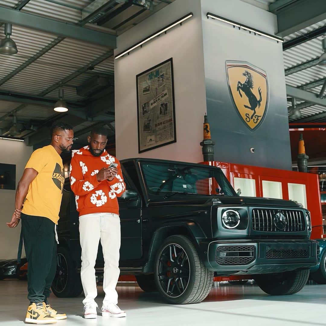 タイニー・テンパーのインスタグラム：「What do you think me and @patrice.evra we’re looking at on my screen? #BANGERS🏎️ EP 3/4 tonight 10.15pm C4 or catch up on all of it now on 4OD 💫」