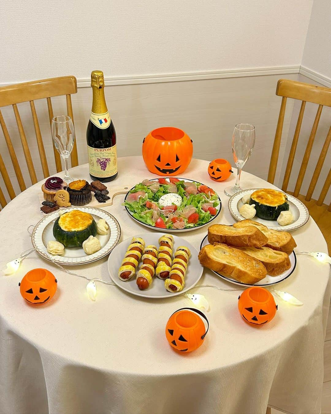 あかねぴさんのインスタグラム写真 - (あかねぴInstagram)「.  Halloween Party 🎃🥂  今年もかずくんが美味しいごはんを作ってくれて ハロウィンディナーを楽しみました🍴♡♡  主役はぷぷちゃんの仮装🎃💕 とってもかわいくて、おいしくてはっぴーでした🫶🏻  #ハロウィン #ハロウィンパーティー #おうちハロウィン #ハロウィンディナー #かぼちゃグラタン #仮装 #犬ハロウィン」10月31日 21時11分 - akanepi0426