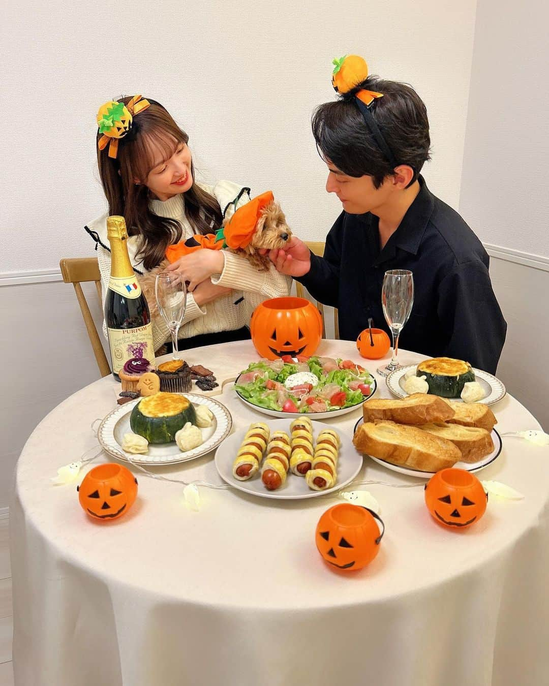 あかねぴさんのインスタグラム写真 - (あかねぴInstagram)「.  Halloween Party 🎃🥂  今年もかずくんが美味しいごはんを作ってくれて ハロウィンディナーを楽しみました🍴♡♡  主役はぷぷちゃんの仮装🎃💕 とってもかわいくて、おいしくてはっぴーでした🫶🏻  #ハロウィン #ハロウィンパーティー #おうちハロウィン #ハロウィンディナー #かぼちゃグラタン #仮装 #犬ハロウィン」10月31日 21時11分 - akanepi0426