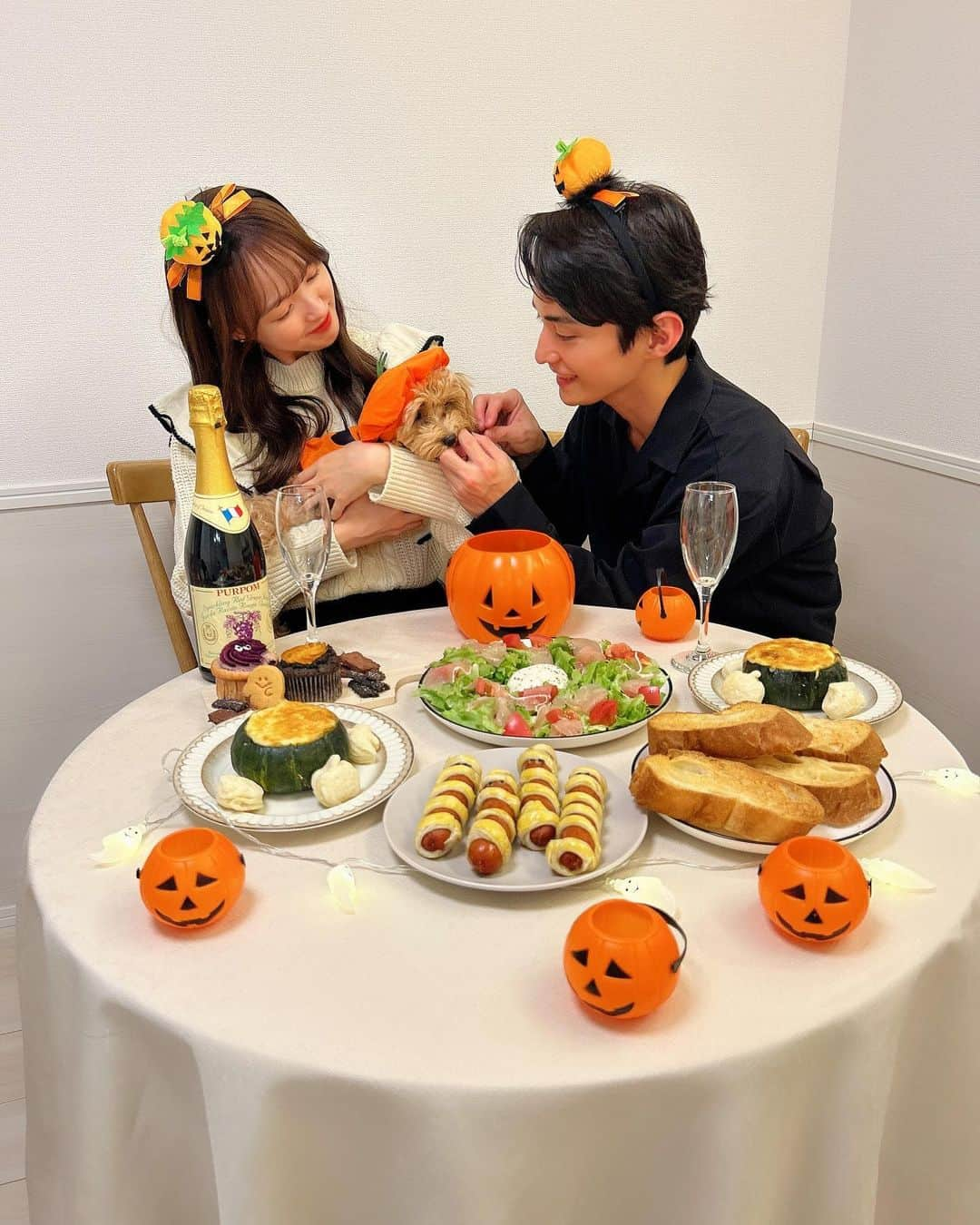 あかねぴさんのインスタグラム写真 - (あかねぴInstagram)「.  Halloween Party 🎃🥂  今年もかずくんが美味しいごはんを作ってくれて ハロウィンディナーを楽しみました🍴♡♡  主役はぷぷちゃんの仮装🎃💕 とってもかわいくて、おいしくてはっぴーでした🫶🏻  #ハロウィン #ハロウィンパーティー #おうちハロウィン #ハロウィンディナー #かぼちゃグラタン #仮装 #犬ハロウィン」10月31日 21時11分 - akanepi0426