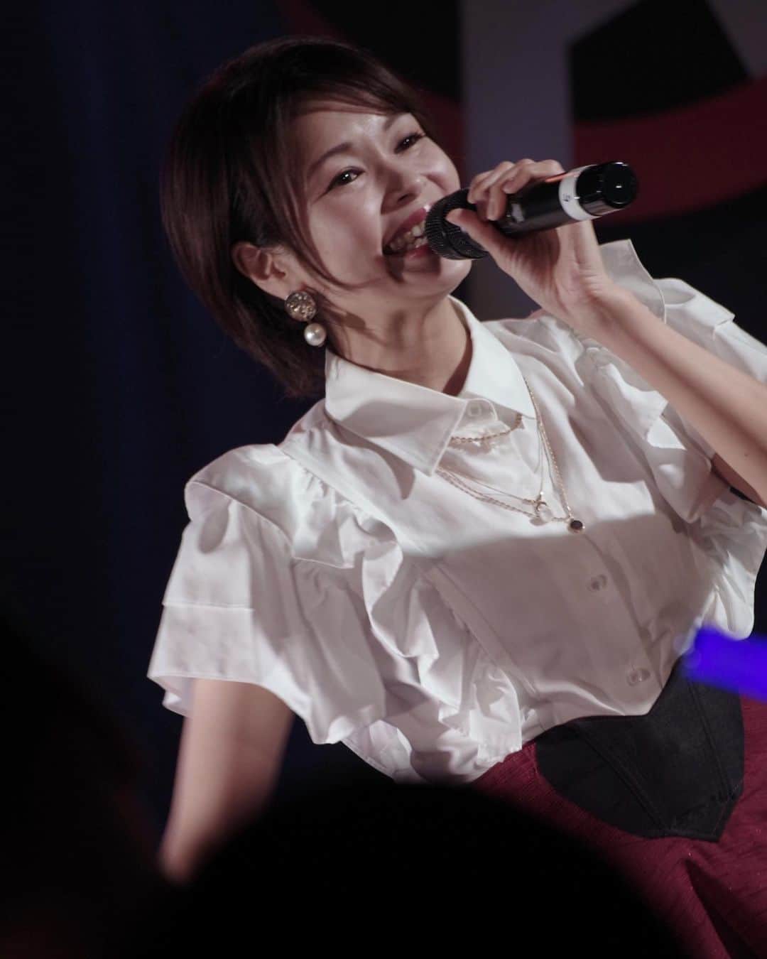 池田彩のインスタグラム：「大阪にて🐙 アニソンイベント 「さんでーそんぐす・めもりーず」@ LIVE HOUSE Arc ゲスト出演させていただきました😊🎶　  足を運んでくださった皆様 出演者、スタッフの皆様、ありがとうございました✨  大阪ならでは？なノリで、楽しい1日になりました〜😆👍🎶  ライブ中の写真を撮って頂いたので、載せておきます📷✨  #さんめも #大阪 #ライブ写真」