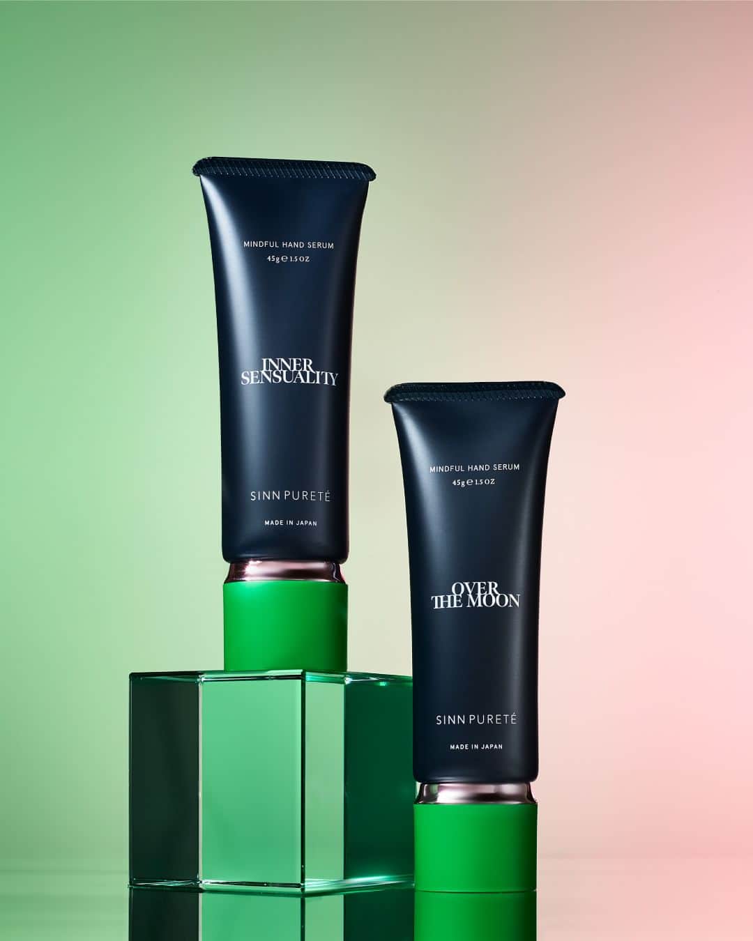 SinnPureté シン ピュルテのインスタグラム：「11月1日(水)新発売  MINDFUL  HAND SERUM 所作に宿る、心惑わす甘美な香り。 美容液級のリッチなハンドセラムで、手肌にふっくら潤いを。  ぷるぷるとした弾力のあるジェルを、手肌へ伸ばすと細胞隅々まで潤いを届けるローション状へ変化。ヒトデエキス※1を美容液と同様の高濃度で配合し、キメを整え、内側からふっくら弾む手肌へ。 心を動かす2種の香りは、好みやファッションで選んだり、香水との重ね付けもお楽しみいただけます。  <detail> マインドフル ハンドセラム（全2種） 45g　2,900 (in tax) 香り：OVER THE MOON　月を超えるくらい甘く幸せな状態 ピーチやチューベローズの華やかで甘いフルーティな香りから、バニラやサンダルウッドにムスクの大人で上品な甘さへ変化するフローラルオリエンタルの香り  香り：INNER SENSUALITY　内なる官能 ひと際強く香りを放ち、人々の感情を揺さぶり魅了する雨上がりの花々のように。洋ナシやスズラン、ジャスミンなどのピュアで可憐な香りにシダーウッドやインセンスがまろやかに包み込み、官能的な色気に昇華させるウッディフローラルの香り  ※1　海水、サポニン、グリセリン」