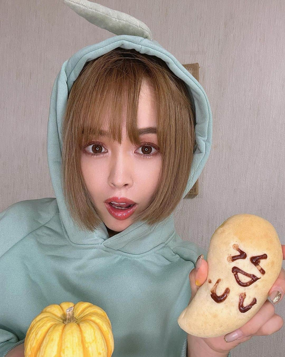 板橋瑠美さんのインスタグラム写真 - (板橋瑠美Instagram)「ハピハロ🎃♡  娘っちと2人でテレタビーズ親子💕  ピクミンみたいだったww  家から一歩も出ず、ずっと仕事してたHalloweenで、 たまたまかぼちゃあったから、かぼちゃのシチューと、 かぼちゃのサラダでパンだけ買いに行ったら可愛い👻パン売ってたから買ってきた♡  平和なお家ハロウィン♡  しかし君はまた身長伸びた？ あと数センチで抜かれそうな母です^ ^  来年のハロウィンは抜かれてるんだろなꉂ笑꒱  皆様素敵なハロウィンを♡  #ハロウィン#happyhalloween #halloween  #親子ハロウィン」10月31日 21時05分 - rumi_official_0616