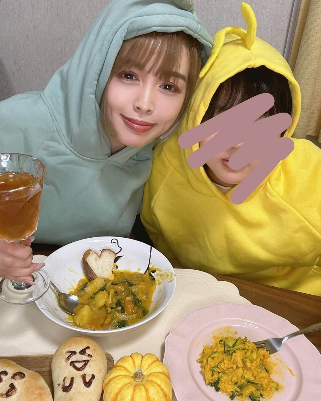 板橋瑠美さんのインスタグラム写真 - (板橋瑠美Instagram)「ハピハロ🎃♡  娘っちと2人でテレタビーズ親子💕  ピクミンみたいだったww  家から一歩も出ず、ずっと仕事してたHalloweenで、 たまたまかぼちゃあったから、かぼちゃのシチューと、 かぼちゃのサラダでパンだけ買いに行ったら可愛い👻パン売ってたから買ってきた♡  平和なお家ハロウィン♡  しかし君はまた身長伸びた？ あと数センチで抜かれそうな母です^ ^  来年のハロウィンは抜かれてるんだろなꉂ笑꒱  皆様素敵なハロウィンを♡  #ハロウィン#happyhalloween #halloween  #親子ハロウィン」10月31日 21時05分 - rumi_official_0616