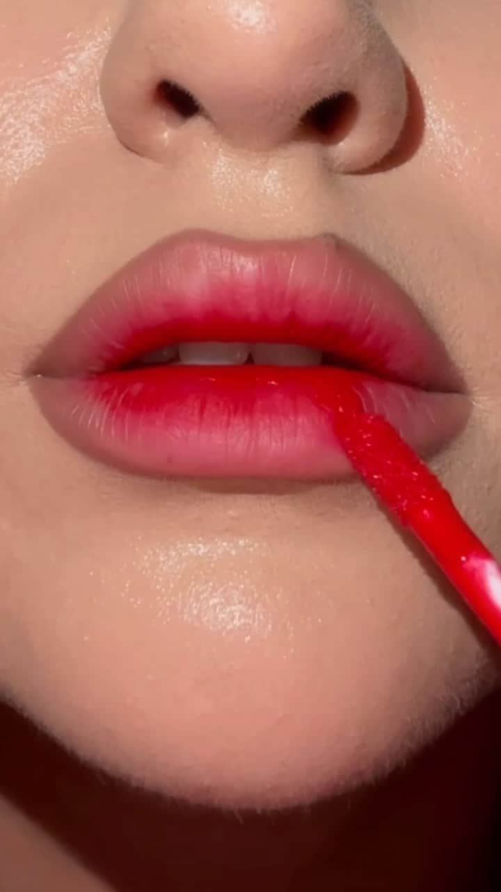 Stila Cosmeticsのインスタグラム：「Vampy Lips 2 ways 🧛🏻🫦  Looking for last minute #Halloween costume idea? Grab your trusty Stay All Day Liquid Lipstick in Beso!   Also featured; Heaven’s Dew Gel Lip Oil in Moondust, Stay All Day Matte Lip Liner in Endless & Plumping Lip Glaze in Chestnut   #Stila #StilaCosmetics #HalloweenMakeup #LiquidLipstick」