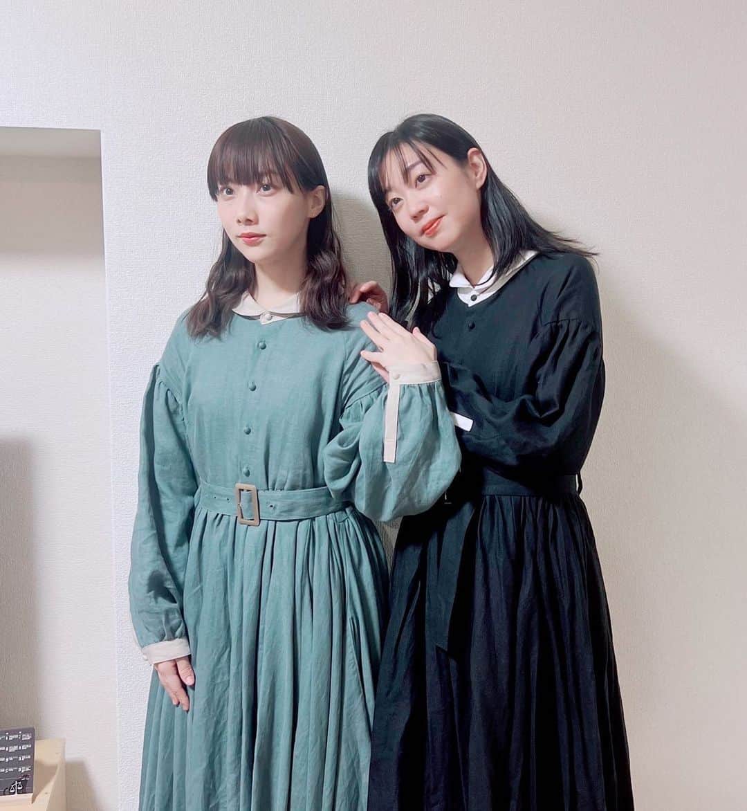 香月ハルのインスタグラム：「『ヴァニタスの手記』 原作者の望月淳先生からお誘い頂き、職場へ遊びに行かせて頂きましたァアアア🤭🧛‍♀️🫶✨ #ヴァニステ を一緒に観たりお菓子交換したり、超絶悶絶幸せ会でした。 作業スペースも見学させて頂き感無量ッッ 夢みたいなひと時でした。 先生、皆さま、ありがとうございました🤵🧑🏽‍🦲🤵🏻‍♀️💖」