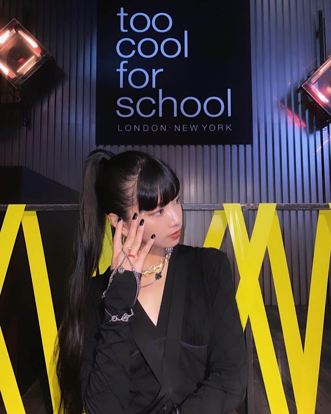 Hinaのインスタグラム：「ㅤㅤㅤㅤㅤㅤㅤㅤㅤㅤㅤㅤㅤtoo cool for school 日本本格上陸を記念したイベントにお邪魔しました🖤 韓国で大人気で数々のアワードも受賞しているtoo cool for school   シェーディングは以前から私も愛用していましたが、 今回のパーティで実際にタッチアップして頂いて初めて使った アートクラス プロタージュペンシルがとっても良くて🌙 シアーカラーが程よい抜け感を出してくれつつ、細かいラメが上品で存在感もしっかりあるのでこれ一本あればアイメイクがすごく簡単に色んなバリエーションで楽しめます☺︎   トレンドや既成概念にとらわれず、自分が持っているクリエイティビティをインスパイアするというブランドテーマが私は大好きで、 このパーティを通してtoo cool for schoolの世界観を体感できて嬉しかったです🖤   #toocoolforschool　#TCFSbrandday」