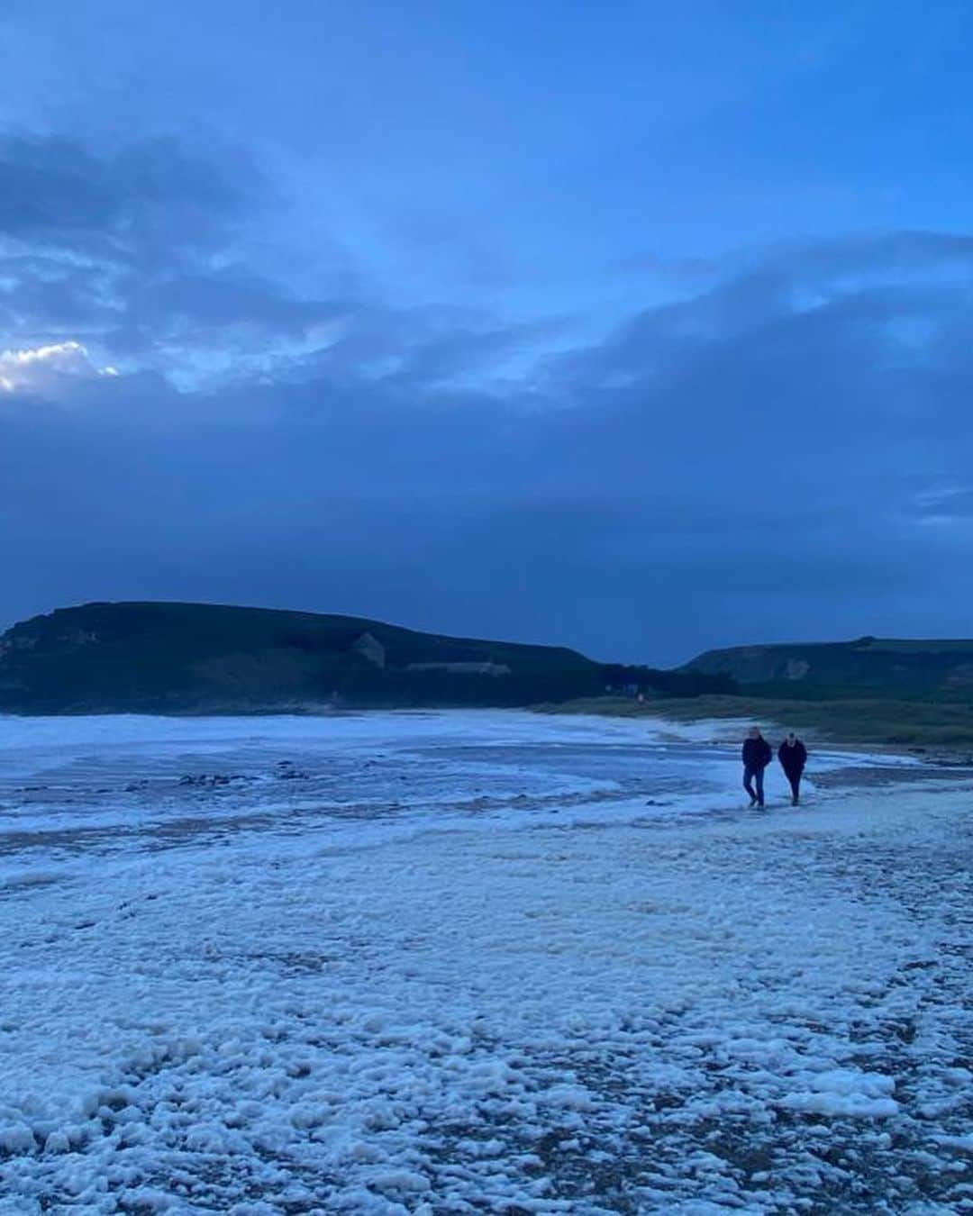 フィンクさんのインスタグラム写真 - (フィンクInstagram)「Astriders in the storm …. Big waves at the beach this weekend - @timwthornton and I getting the cobwebs blown away before we dive into running order and album title discussions ….   Our fantasy Cornish month is coming to an end …. Hard to imagine that when I arrived I was swimming in this sea every morning.  F x」10月31日 21時07分 - finkmusic