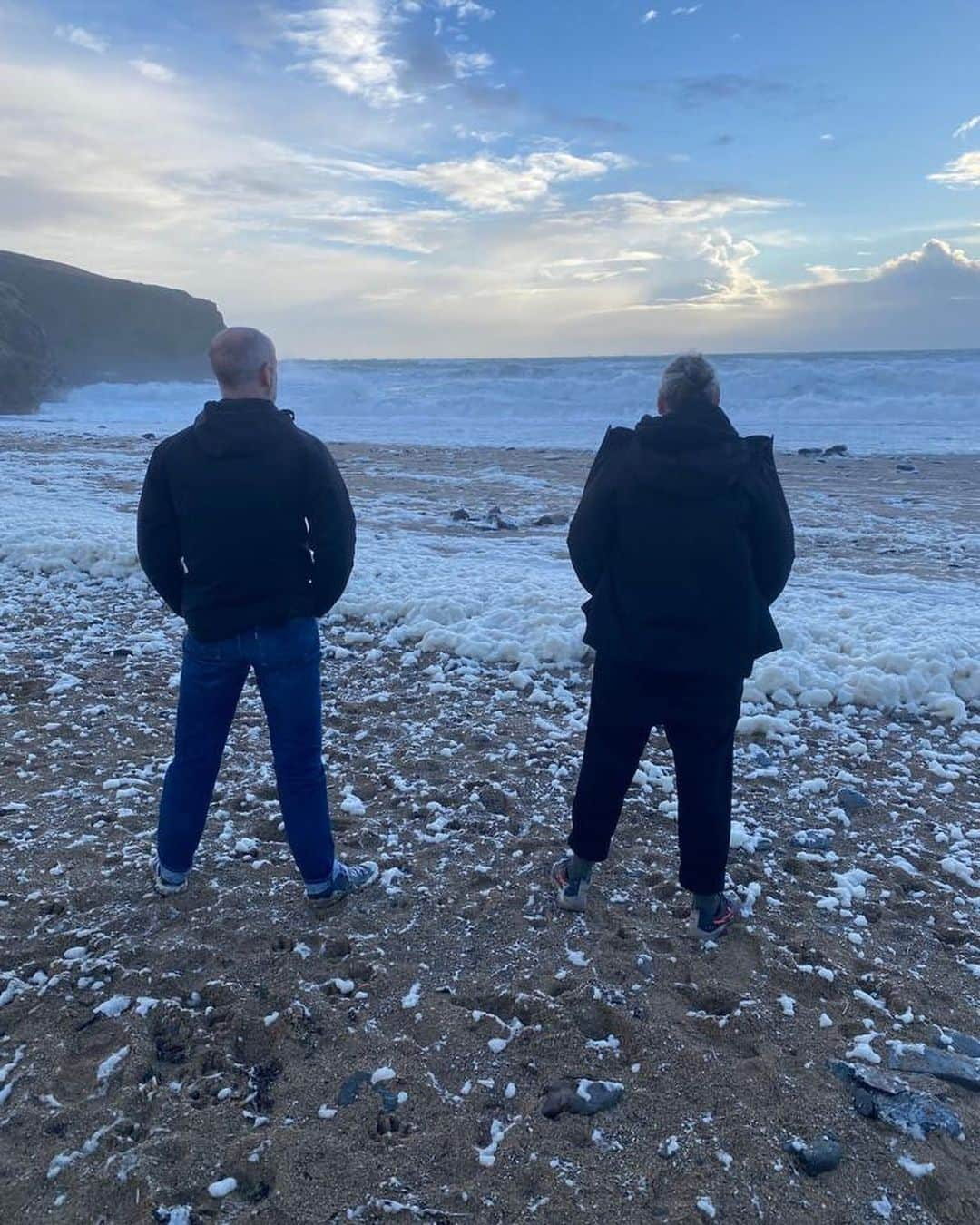 フィンクのインスタグラム：「Astriders in the storm …. Big waves at the beach this weekend - @timwthornton and I getting the cobwebs blown away before we dive into running order and album title discussions ….   Our fantasy Cornish month is coming to an end …. Hard to imagine that when I arrived I was swimming in this sea every morning.  F x」