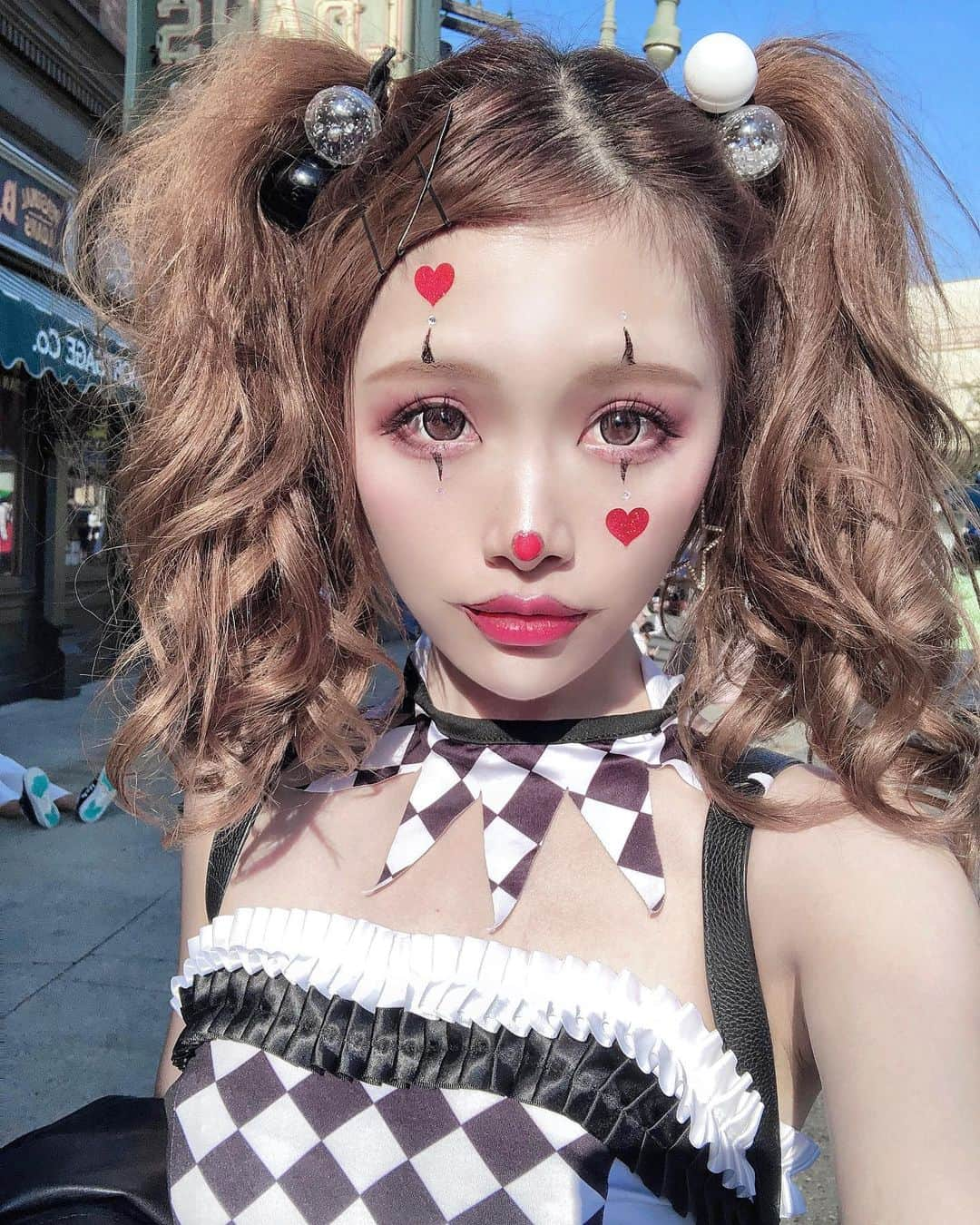 ちーちゃんさんのインスタグラム写真 - (ちーちゃんInstagram)「🤡  はっぴーはろうぃん🎃  昔は1年で２番目に Halloweenが好きで 衣装手作りしてユニバ行ったり 気合い入れまくってたなー🥹 （1番すきなのはクリスマス）  もうすっかり何もしないし なんなら今日も忘れてたけど🥹  だから前の写真使い回し📷 この仮装の時から私のインスタ 見てくれてるひと〜🙋？？？  #ハロウィンコスプレ#ハロウィンパーティー#ハロウィン仮装#ハッピーハロウィン#仮装#ハロウィンメイク#ユニバ#ハロウィンユニバ#usjハロウィン#ピエロ#ピエロメイク#ツインテール#ツインテールアレンジ#1031#20231031」10月31日 21時07分 - ___c.chan__