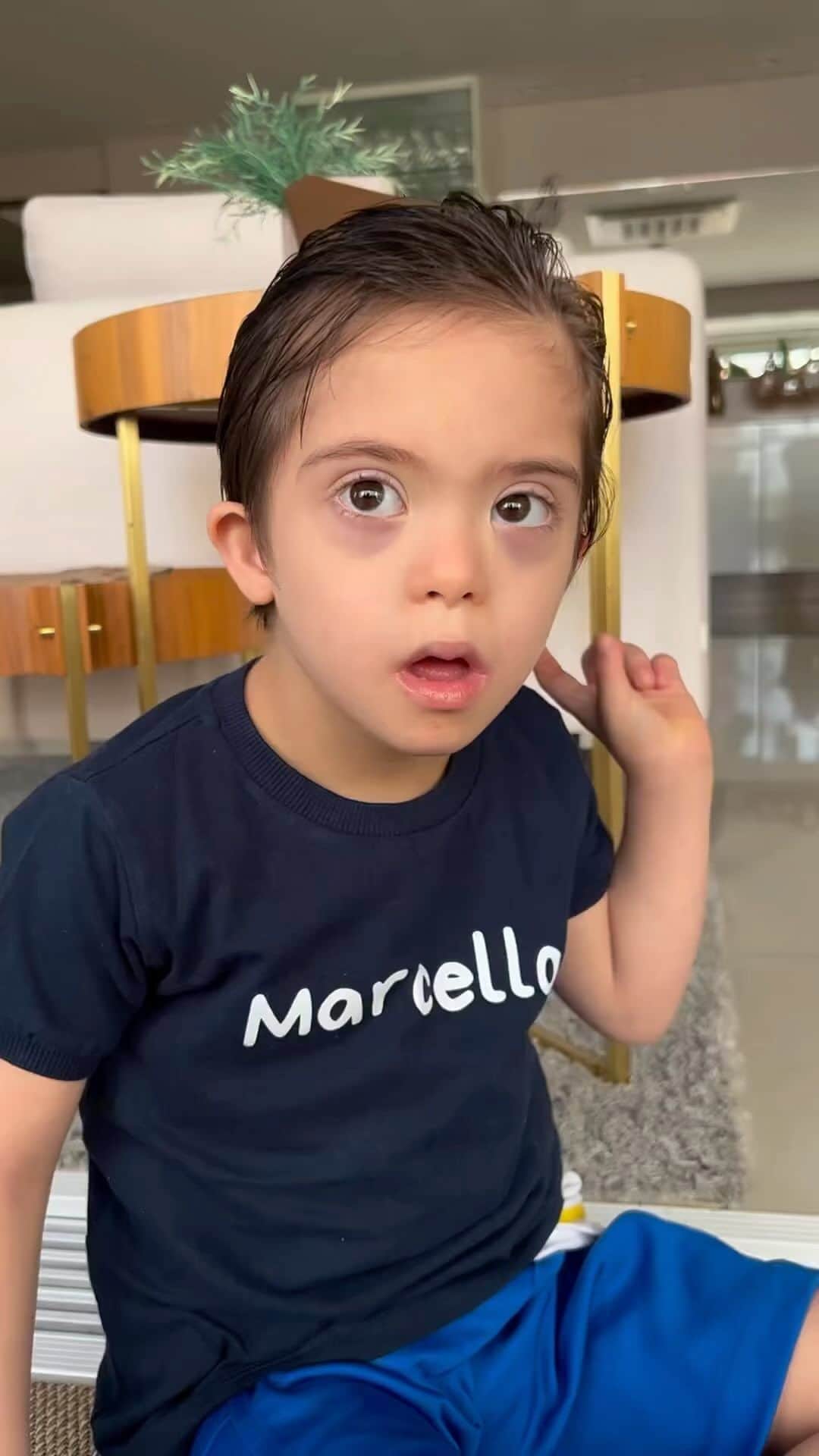 イヴェッチ・サンガロのインスタグラム：「Acordei e falei pro universo: quero um dia bem maravilhoso! Aí ele me mandou esse vídeo ! @marcelloomeninim ter vc como inspiração é sorte! Obrigada por ser tão maravilhoso ❤️」