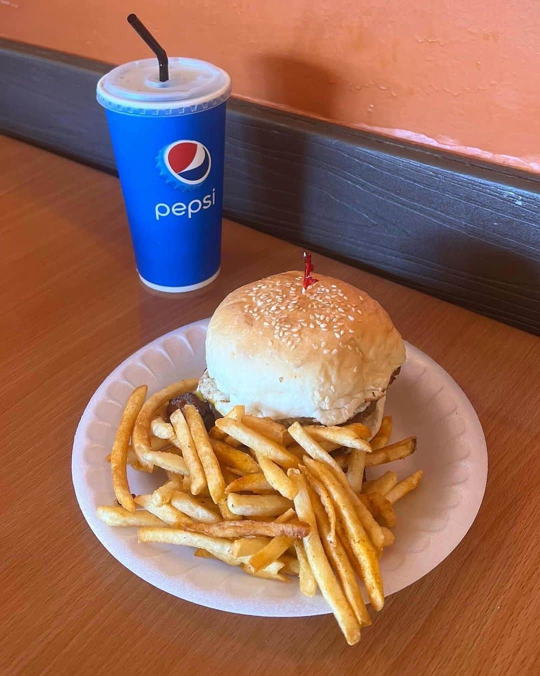 横山紗弓さんのインスタグラム写真 - (横山紗弓Instagram)「3日目のlunchは meskla dosでハンバーガー食べた🍔🍟 なに注文しても想像の倍の大きさ… いつものことなんだけど、旅行って食べすぎる😋💦 #guam #グアム #グアム旅行 #グアム観光 #🇬🇺  #グアムホテル #グアムグルメ #旅行 #海外旅行 #リゾート」10月31日 21時08分 - 1129sym