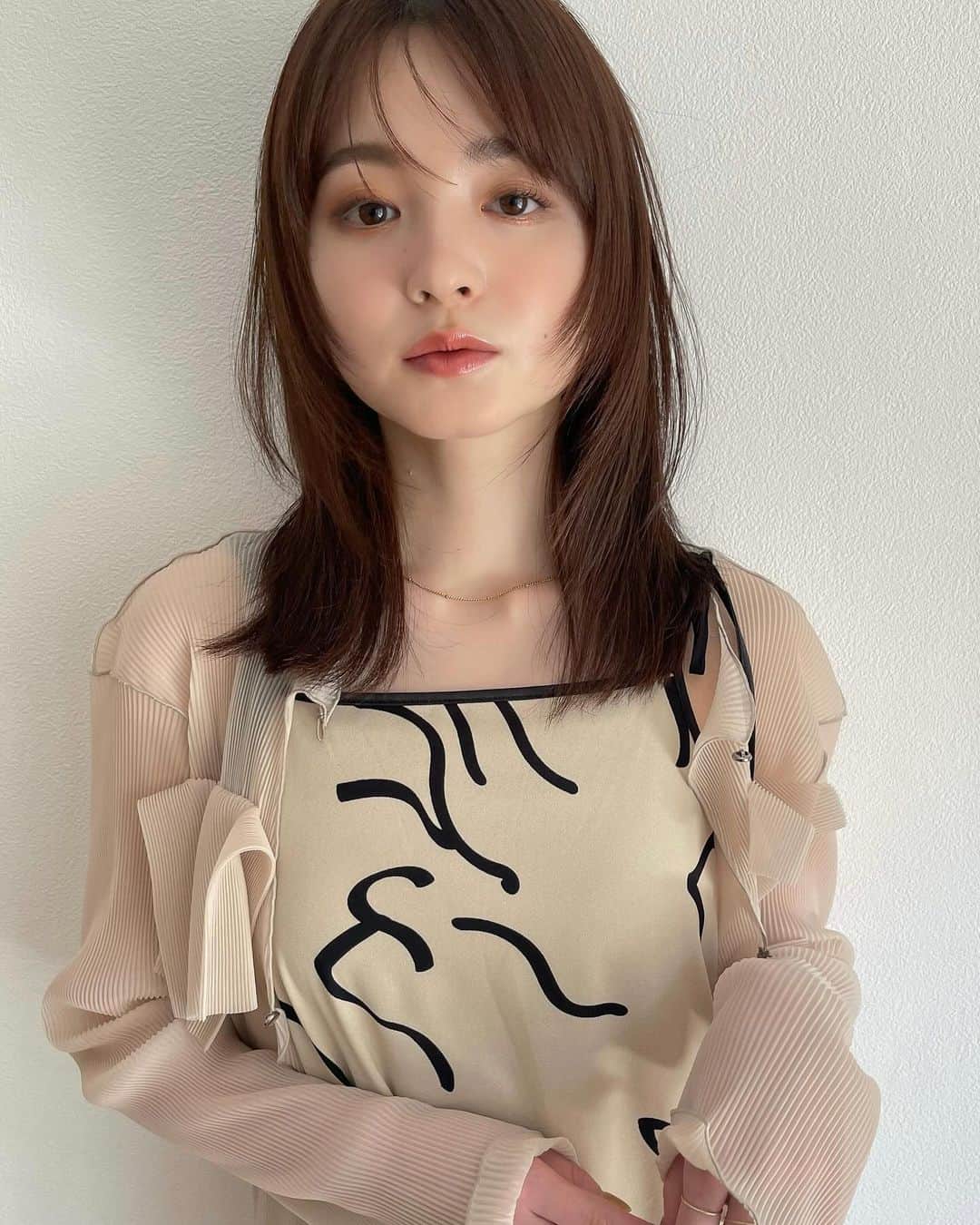 大木光のインスタグラム：「顔まわりにデザインを✂︎ 抜け感と軽やかさを兼ね備えたヘアスタイル  ストレートアイロンのみで仕上がりエフォートレスで簡単にスタイリングが可能です！ . 【大木光の御予約について】 インスタプロフィールのURLよりWEƁ予約にて承っております。  #ミディアム #レイヤー#レイヤーカット #ミディアムレイヤー #レイヤースタイル#ベージュカラー」