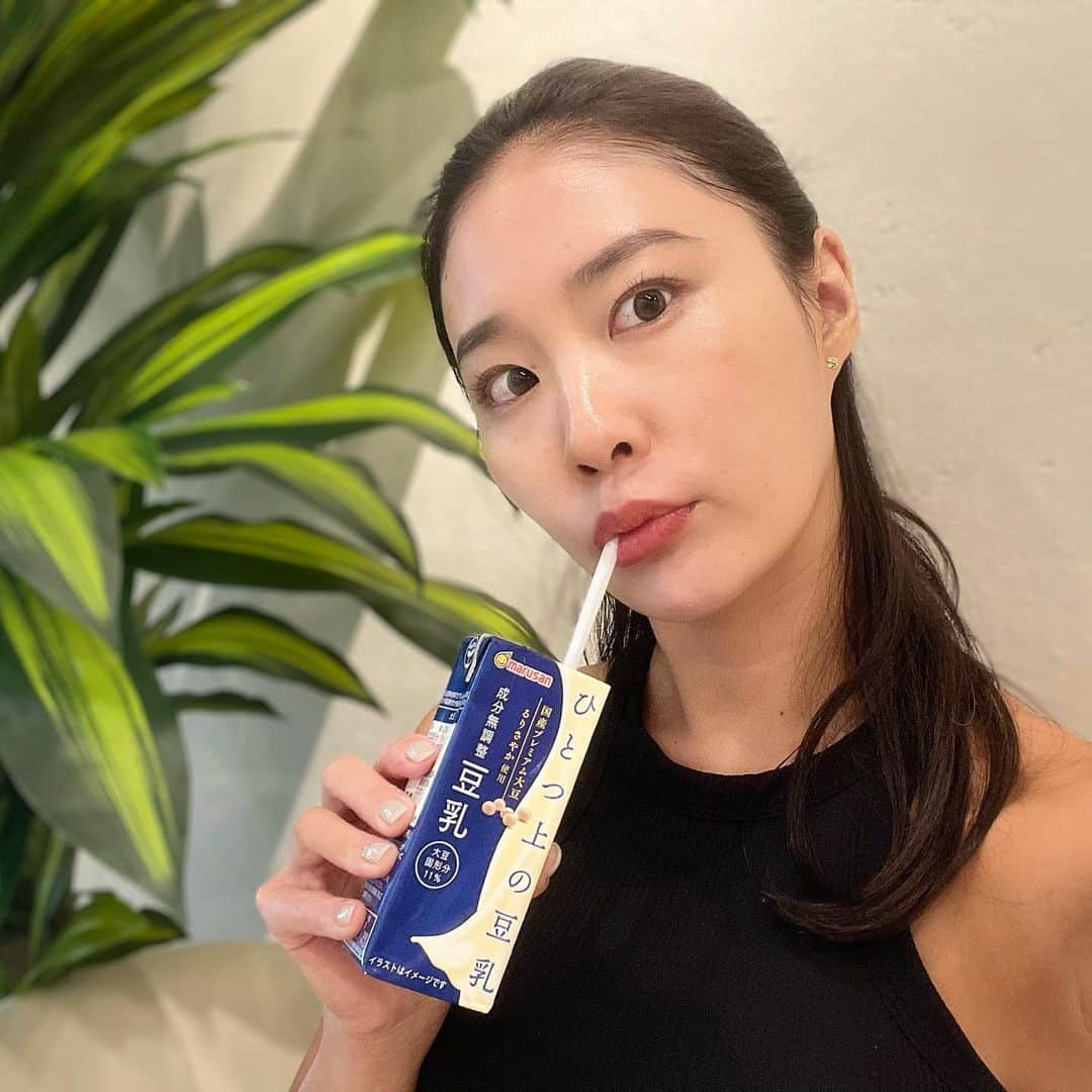 角田聖奈のインスタグラム：「ひとつ上の豆乳🥛🫛 飲んだことあるかな？ 無調製豆乳ってちょっと飲みにくいイメージがあると思うけど、これは青臭さの元となる成分を含まないプレミアムな大豆で作られているからとっても飲みやすくて美味しいの😋 健康美の為に必要なたんぱく質、イソフラボンの摂取に最適だよ♪  イソフラボンは、体のコンディションを整えてくれるから女性の悩みを助けてくれたり、美容にもとってもおすすめなの😇💖  【キャンペーンについて】 韓国美容＆グルメのペア旅行などがもらえるキャンペーンも実施中。ぜひ応募してね！ 【ひとつ上のカラダづくり】で検索🔍  @marusanai_official   #ひとつ上の豆乳 #豆乳 #マルサン豆乳 #PR #パーソナルトレーナー #栄養士 #健康美 #フィットネス #ジム #ボディメイク #ペスカタリアン #ベジタリアン」