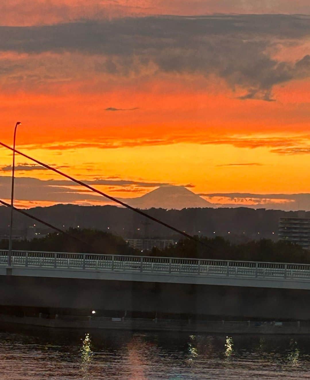 土屋眞弓のインスタグラム：「ロケ終了 夕焼けと富士山🗻 素晴らしい景色✨✨✨」