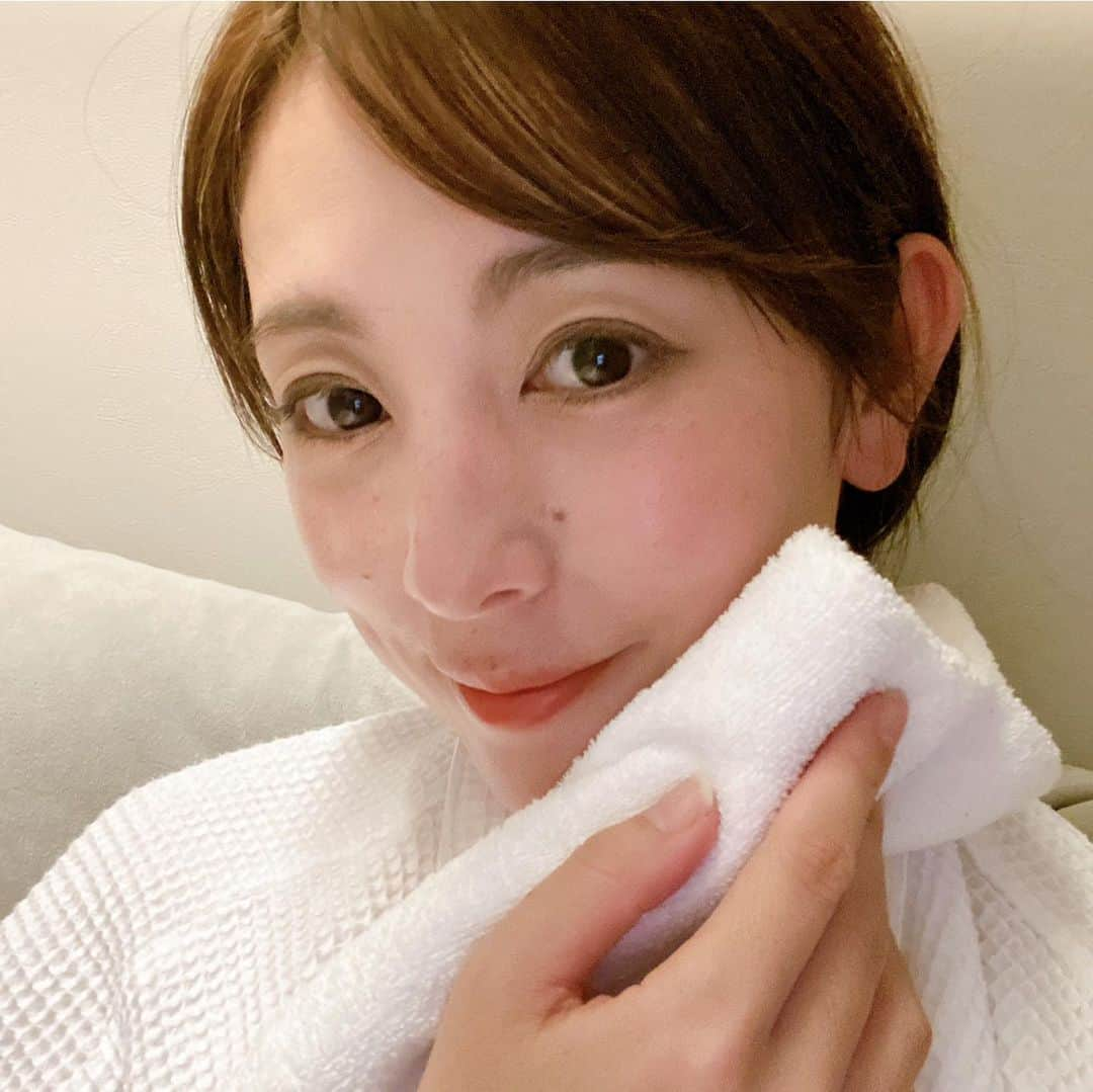 大谷朋子のインスタグラム：「♡ * 気になっていた酵素浴！ CRYO Beauty日本橋浜町で体験してきました🌿 * 「小楠式」の酵素浴。 酵素、薬草、野草から抽出した天然の酵素が380種類入っているそうでいい香り♡ * 15分寝ているだけで汗がダラダラ〜。 身体を芯から温めて、酵素をお肌にしっかり浸透させて、終わった後はスッキリ！ * シャワーして、 休憩スペースでリラックスタイム。 * いつも冷えている身体が、 ずっとポカポカしていて効果を実感♡ * こちらは、-120度の超冷凍技術を使ったスタジオで、酵素浴・ピラティスパーソナル・CRYOストレッチなど様々なメニューがあって、組み合わせもできるそうです！ * これからますます冷えが気になる季節。 酵素浴取り入れていきたいです！ * * PR @cryobeauty_nihonbashihamacho #cryobeauty日本橋浜町 #酵素浴 #東京酵素浴 #クライオビューティー #ひのき酵素風呂」