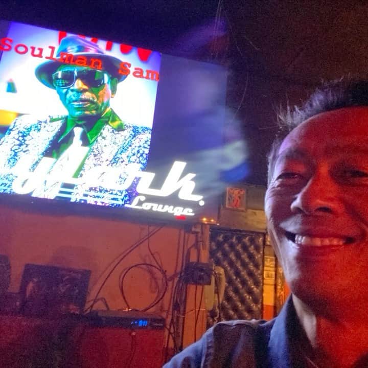ぜんじろうのインスタグラム：「アメリカ🇺🇸オースティン。老舗のミュージックBar「SKYLARK」。Soulman SamさんのLIVE。踊ったり、みんなノリノリ！そこでのスタンダップは貴重な体験でした。Thank you！」