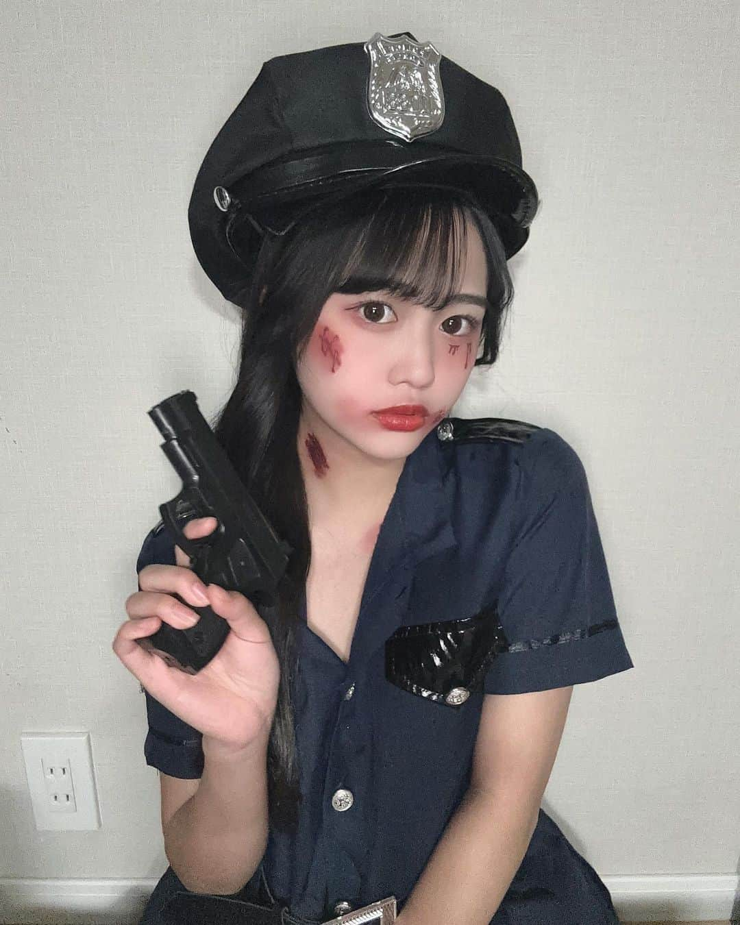 藤田苺花のインスタグラム：「👮🏻💙 今年は1人ハロウィンした🎃  お菓子くれないと捕まえちゃうぞっっ‪‪❥❥🔫  ‪‪❤︎‬┈┈┈‪‪❤︎‬┈┈┈‪‪❤︎‬┈┈┈‪‪❤︎‬┈┈┈‪‪❤︎‬‪‪‬┈┈┈‪‪❤︎‬┈┈┈‪‪❤︎‬  #HappyHalloween #ハロウィン #仮装 #ゾンビポリス #警察 #傷メイク   💎PureGi公式アカウント💎 @puregi_official #PureGi #ぷれっぢ #アイドル #ALICE #紫担当  . #ありるん #VINEYARD #ヴィンヤード #08 #jc3 #中学生 #女子中学生 #雰囲気 #垢抜け #黒髪 #ロング #おすすめ #ありすたぐらむ」