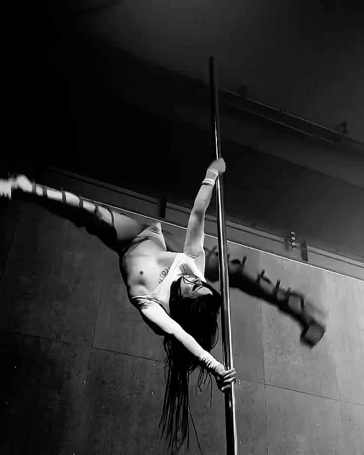 poledancer RYOTAのインスタグラム：「◼️𝑹𝒊𝒄𝒌 𝒐𝒘𝒆𝒏𝒄𝒆 ⛓️ @rickowensonline   ⛓️Officail poledancerとしてイベントに出演しました👽👽　 超カッコイイ イベントだった🫶　　w/z @terupop   #rickowens #rickowensonline #poledancer  #柱舞道 #ポールダンス」