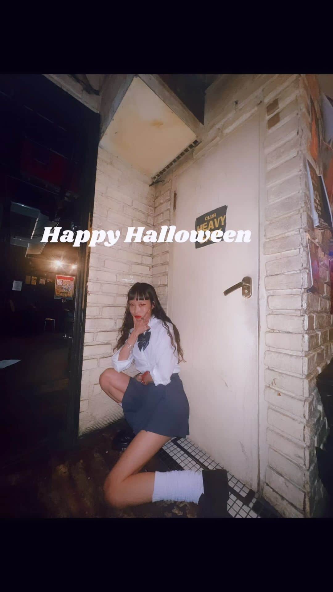 tsubame408のインスタグラム：「. Halloweenを11年ぶり？ぐらいにしました👻 制服は現役時代のまぢもん☺️爆 ひっっさしぶりのDJにひっっさしぶりの夜遊び飲酒で楽しかった👍👍 ガールズバーの店員さんになりました☺️ 好きな音楽を自由にかけていいよーって言うてくれる環境、 ほんまに最高💖💖 皆様、仲良くして頂き有難うございます🦋🦋 . #swallowsnest_clothe #tsubame_私服 #70s #punkgilr #燕の巣 #tokyostyle #drmartens #streetsnap #littlegirl  #gal  #tattoogilr #タトゥーガール#supergirl #swallowsnest_clothe#ハロウィンコスプレ #制服」