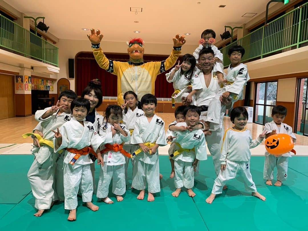 鈴木桂治さんのインスタグラム写真 - (鈴木桂治Instagram)「今日のkeijijudoacademy にクッパが襲来。 皆んなで投げ倒したよね！ その後はクッパもいい子になって皆んなにお菓子を配ってましたとさ。 Happy Halloween ❤️ #judo❌halloween. #KJA&halloween  #keijijudoacademy #KJA」10月31日 21時20分 - gk.kizuna