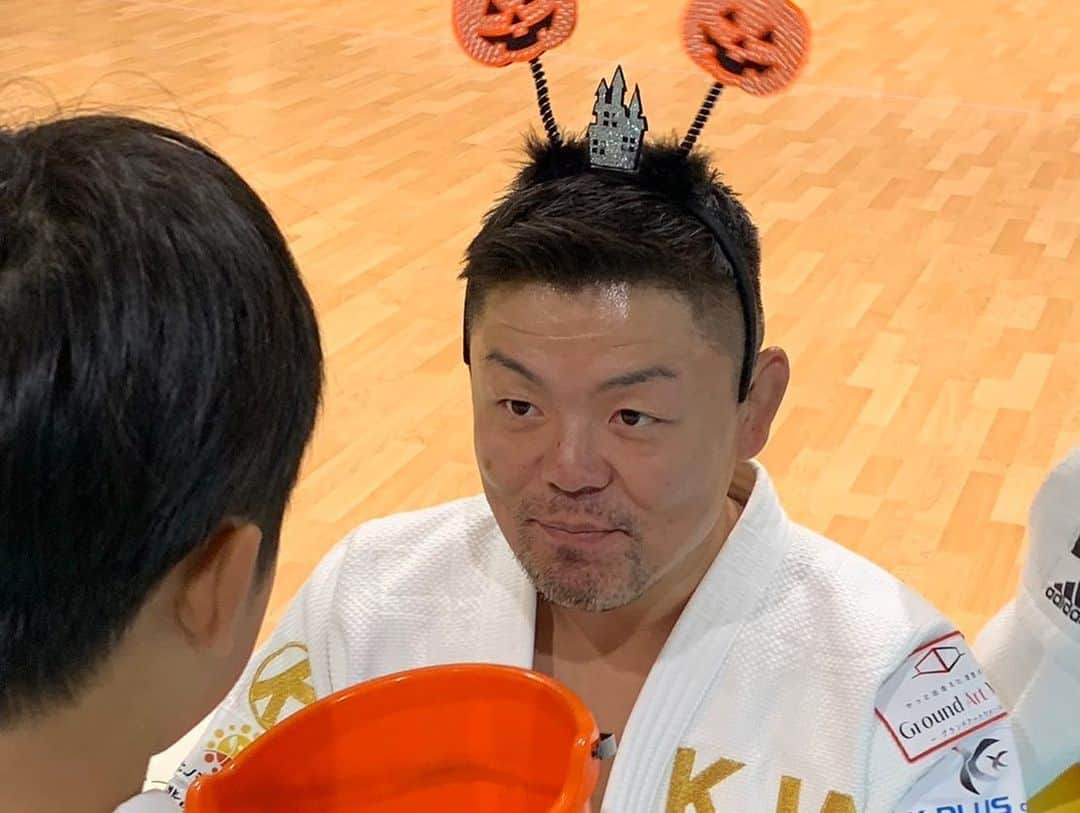 鈴木桂治さんのインスタグラム写真 - (鈴木桂治Instagram)「今日のkeijijudoacademy にクッパが襲来。 皆んなで投げ倒したよね！ その後はクッパもいい子になって皆んなにお菓子を配ってましたとさ。 Happy Halloween ❤️ #judo❌halloween. #KJA&halloween  #keijijudoacademy #KJA」10月31日 21時20分 - gk.kizuna