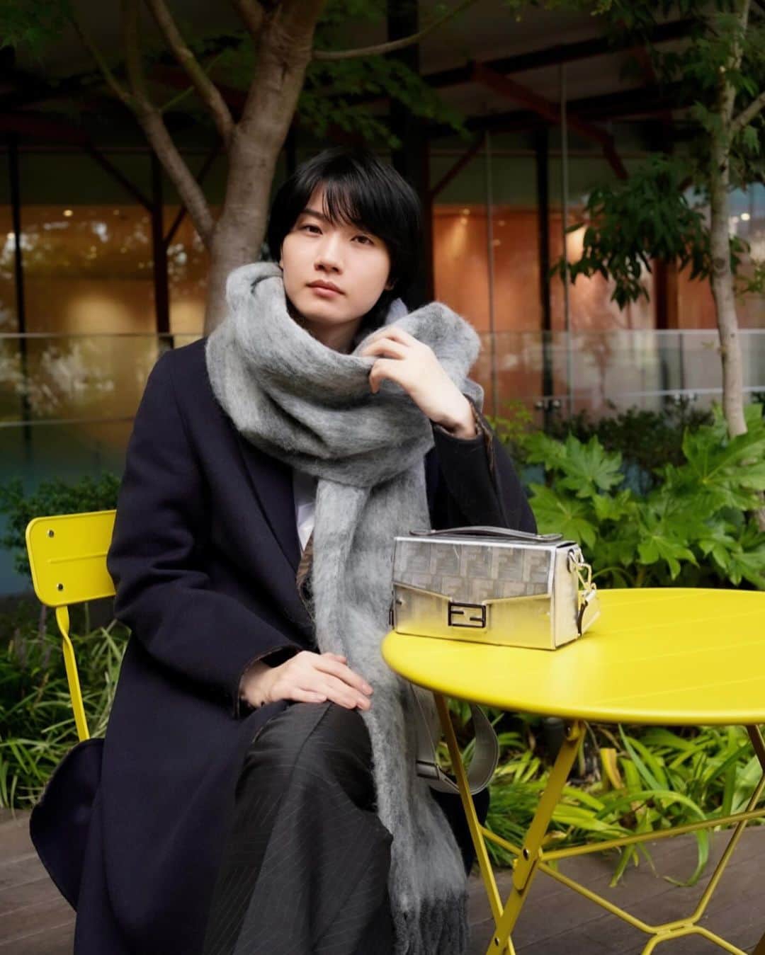桜田通のインスタグラム：「FENDI  見て、ついにマフラー⛄️ 冬は寒くても好きな服が沢山あるので好きです✨ マフラーはボリュームがある大きめのふわもこ希望！ さらにこのマフラーはFENDIのFFロゴが大きく入ってて、バッグともあっていてとても良きです☺️  寒くなってきたので風邪に気をつけて、年末まで頑張りましょうー！  @FENDI #FENDI #PR」