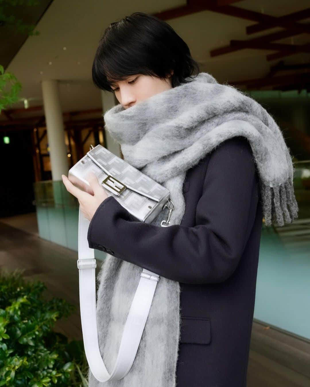 桜田通さんのインスタグラム写真 - (桜田通Instagram)「FENDI  見て、ついにマフラー⛄️ 冬は寒くても好きな服が沢山あるので好きです✨ マフラーはボリュームがある大きめのふわもこ希望！ さらにこのマフラーはFENDIのFFロゴが大きく入ってて、バッグともあっていてとても良きです☺️  寒くなってきたので風邪に気をつけて、年末まで頑張りましょうー！  @FENDI #FENDI #PR」10月31日 21時19分 - dorisakurada