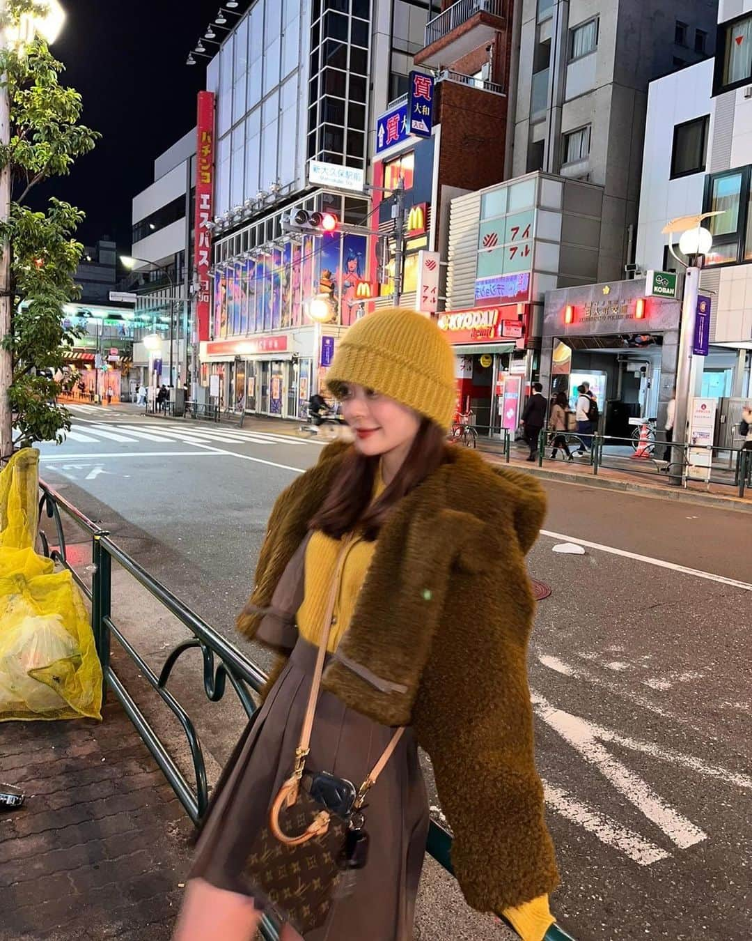 牛江桃子（ももち）さんのインスタグラム写真 - (牛江桃子（ももち）Instagram)「brown × yellow な日 🐻🐱🖤 ⁡ さっきはLilのライブコマース、見に来てくれた子ありがとう♡ 今日発売の2wayボアコート、個人的にはブラウン推し🐻 クマさん感たっぷりなモコモコが本当に可愛い､､ 軽くて暖かくて着回せて最高。みんなは何色推し？？☺︎🫶 ⁡ ⁡ PS. 明日 11/1(水) 12:00〜 ついに @girlsbypj とのコラボ下着、発売開始です👙🎀🩷 店舗＆ECにて発売されます👙そして12:00にももちYouTubeにて商品徹底解説の動画もUPされるので、是非そちらもご覧ください♡ 最っっっっ高な自信1000%な下着なので、絶対みんなGETしてね！！！！本当に最高だから！！！！マジで可愛いから！！！🥰🫶 ⁡」10月31日 21時20分 - momochi.661