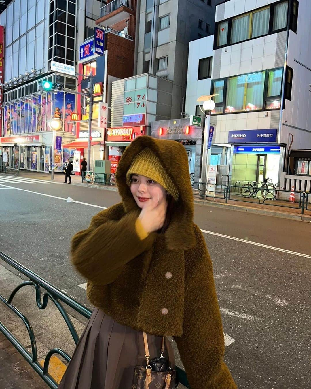 牛江桃子（ももち）さんのインスタグラム写真 - (牛江桃子（ももち）Instagram)「brown × yellow な日 🐻🐱🖤 ⁡ さっきはLilのライブコマース、見に来てくれた子ありがとう♡ 今日発売の2wayボアコート、個人的にはブラウン推し🐻 クマさん感たっぷりなモコモコが本当に可愛い､､ 軽くて暖かくて着回せて最高。みんなは何色推し？？☺︎🫶 ⁡ ⁡ PS. 明日 11/1(水) 12:00〜 ついに @girlsbypj とのコラボ下着、発売開始です👙🎀🩷 店舗＆ECにて発売されます👙そして12:00にももちYouTubeにて商品徹底解説の動画もUPされるので、是非そちらもご覧ください♡ 最っっっっ高な自信1000%な下着なので、絶対みんなGETしてね！！！！本当に最高だから！！！！マジで可愛いから！！！🥰🫶 ⁡」10月31日 21時20分 - momochi.661