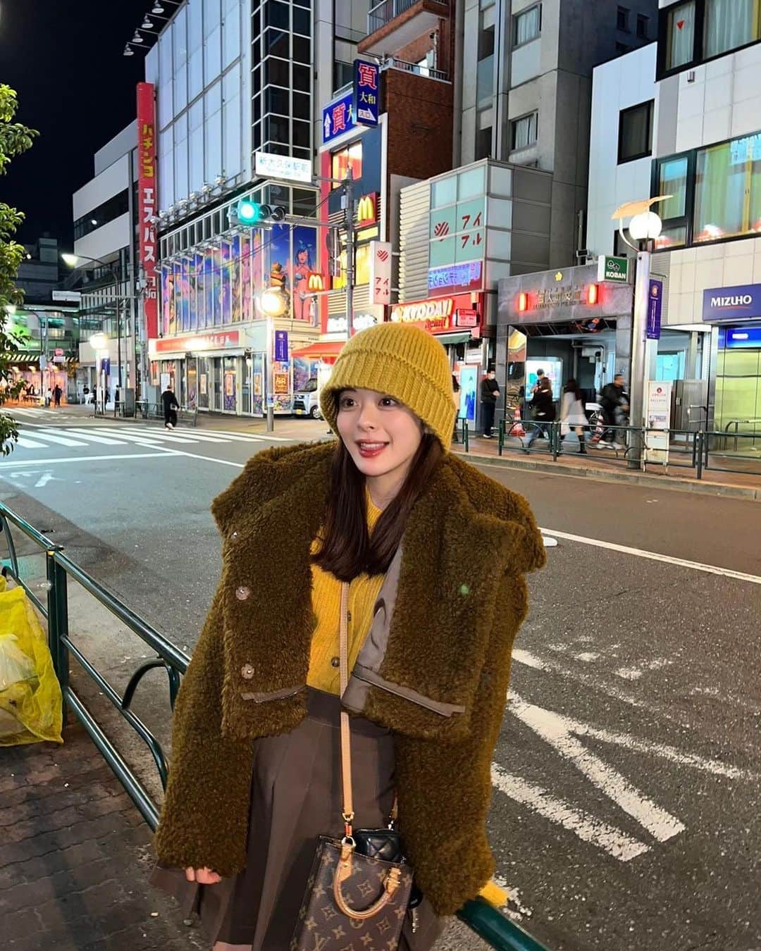 牛江桃子（ももち）のインスタグラム：「brown × yellow な日 🐻🐱🖤 ⁡ さっきはLilのライブコマース、見に来てくれた子ありがとう♡ 今日発売の2wayボアコート、個人的にはブラウン推し🐻 クマさん感たっぷりなモコモコが本当に可愛い､､ 軽くて暖かくて着回せて最高。みんなは何色推し？？☺︎🫶 ⁡ ⁡ PS. 明日 11/1(水) 12:00〜 ついに @girlsbypj とのコラボ下着、発売開始です👙🎀🩷 店舗＆ECにて発売されます👙そして12:00にももちYouTubeにて商品徹底解説の動画もUPされるので、是非そちらもご覧ください♡ 最っっっっ高な自信1000%な下着なので、絶対みんなGETしてね！！！！本当に最高だから！！！！マジで可愛いから！！！🥰🫶 ⁡」