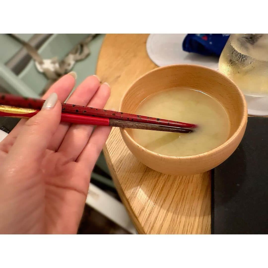 有村実樹さんのインスタグラム写真 - (有村実樹Instagram)「🍙 この前、仕事に追われて夜ご飯も食べられなくて、そのまま夜遅くまでデスクワークしてたら大ちゃんがお夜食的にすごい綺麗なおにぎりをクールにさっと出してくれて。 ⁡ ⁡ 感動して感謝いっぱいで、追加でインスタントのお味噌汁もお願いしたら３枚目。 ⁡ ⁡ お箸、なんでこーなった？状態で笑った😂 ⁡ ⁡ ⁡ ちなみにお味噌汁が具なしに見えるけど、あおさが底に沈んでます笑 ⁡ ⁡ 感動と笑いをありがとう。 ⁡ おかげさまで乗り切れた日。 ⁡ ⁡ ⁡ #家族 #夫婦 #夜食 #おにぎり」10月31日 21時20分 - arimura_miki