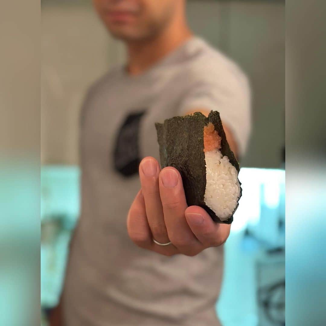 有村実樹さんのインスタグラム写真 - (有村実樹Instagram)「🍙 この前、仕事に追われて夜ご飯も食べられなくて、そのまま夜遅くまでデスクワークしてたら大ちゃんがお夜食的にすごい綺麗なおにぎりをクールにさっと出してくれて。 ⁡ ⁡ 感動して感謝いっぱいで、追加でインスタントのお味噌汁もお願いしたら３枚目。 ⁡ ⁡ お箸、なんでこーなった？状態で笑った😂 ⁡ ⁡ ⁡ ちなみにお味噌汁が具なしに見えるけど、あおさが底に沈んでます笑 ⁡ ⁡ 感動と笑いをありがとう。 ⁡ おかげさまで乗り切れた日。 ⁡ ⁡ ⁡ #家族 #夫婦 #夜食 #おにぎり」10月31日 21時20分 - arimura_miki