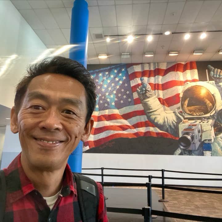 ぜんじろうのインスタグラム：「アメリカ、テキサス州のヒューストンの宇宙センターへ。途中の事故で無事に帰還したアプロ13号が有名ですが、司令機械船にチャーリー・ブラウン。月着陸船にスヌーピーと、ふざけた名前を付けて怒られたらしいアポロ10号の面々にも興味が湧きました（笑）」