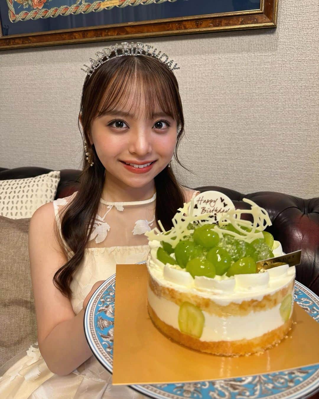 のインスタグラム：「23歳になりました🎂  社会人一年目、忙しくも充実した日々を送っています。 時間が経つのがすごくはやく感じる毎日。  23歳も自分らしく色々なことに挑戦して楽しく過ごしたいと思っています🤍  よろしくお願いします！✨  #23歳 #hbd #birthday #birthdaygirl #誕生日 #ハロウィン #halloween #1031 #ドレス #ケーキ #誕生日ケーキ #ol #思い出 #ootd #tflers #instagram #instagood #instafashion #愛犬 #チワワ #犬 #犬のいる暮らし #dog」