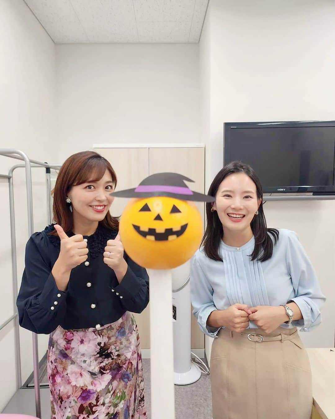 豊崎なつきのインスタグラム：「* ハッピーハロウィーン🎃  マナナマ天気の指し棒可愛いかった🧡  #まななま天気 #pint #指し棒 #平地真菜 #豊﨑なつき #お天気キャスター  #気象予報士 #アナウンサー #長崎アナウンサー」