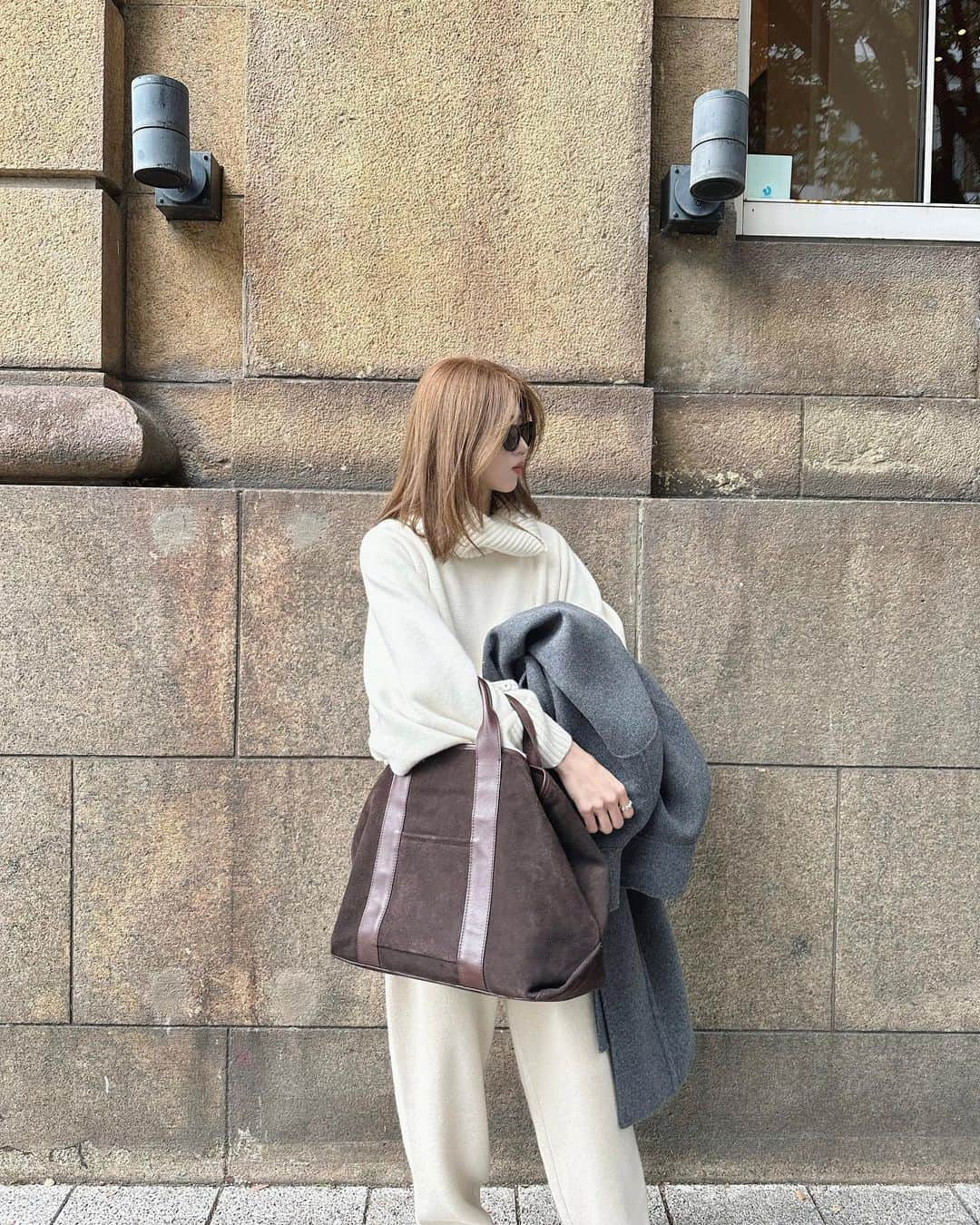 i am aiさんのインスタグラム写真 - (i am aiInstagram)「🤍🩶 ㅤㅤㅤㅤㅤㅤㅤㅤㅤㅤㅤㅤㅤ knit KNIT ニット ㅤㅤㅤㅤㅤㅤㅤㅤㅤㅤㅤㅤㅤ ㅤㅤㅤㅤㅤㅤㅤㅤㅤㅤㅤㅤㅤ ㅤㅤㅤㅤㅤㅤㅤㅤㅤㅤㅤㅤㅤ #shoponpon #ニットパンツ#タートルニット#ホワイトコーデ#グレーコート#ウールパンツ#ニットパンツコーデ#タートルネック#タートルネックニット#スニーカーコーデ#アシックス#トートバッグ#冬コーデ#冬服コーデ#シンプルコーデ#大人コーデ」10月31日 21時14分 - aicoooro