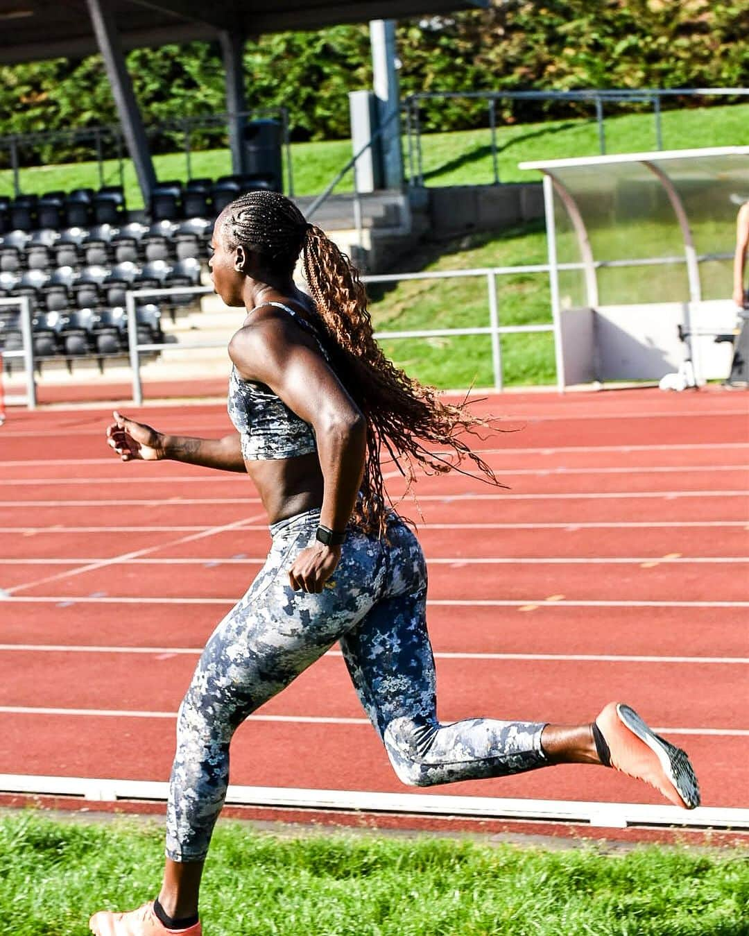 デズリー・ヘンリーのインスタグラム：「Be brave enough to bet on yourself 😤  #Athlete #TrackgirlTuesday #Sprinter #trackandfield #athletics #track #tracknation #fitness #training #sport #workout #WinterTraining」