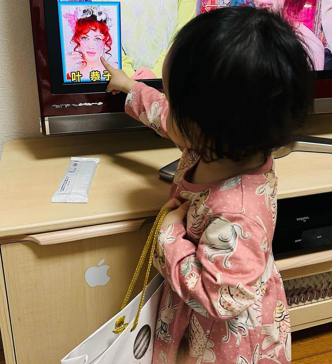 なだぎ武のインスタグラム：「恭子お姉様に既に興味を持つお子（1歳）😅」