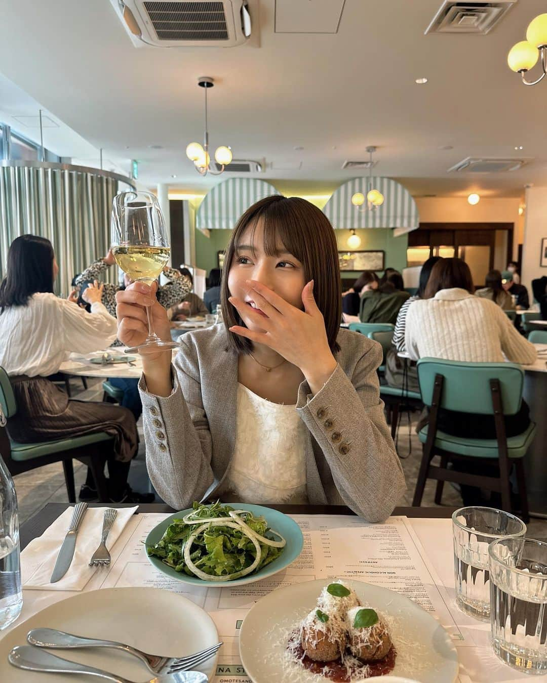 蒼川愛さんのインスタグラム写真 - (蒼川愛Instagram)「秋メイクとは🍁  #秋コーデ #秋メイク #ボブ #きりっぱなしボブ #ブルベ冬 #ブルベ夏 #ボブアレンジ」10月31日 21時16分 - tougarashi_suki