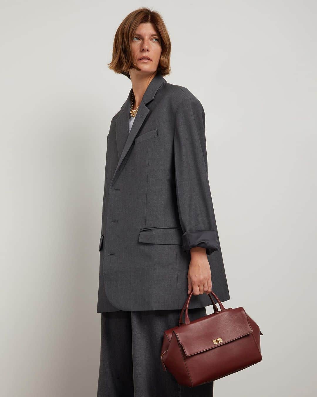 のインスタグラム：「Each panel is hand cut, then stitched together piece by piece to create the beautiful structured shape. The Seaton is designed to fold, softening under an arm. #AnyaHindmarch」