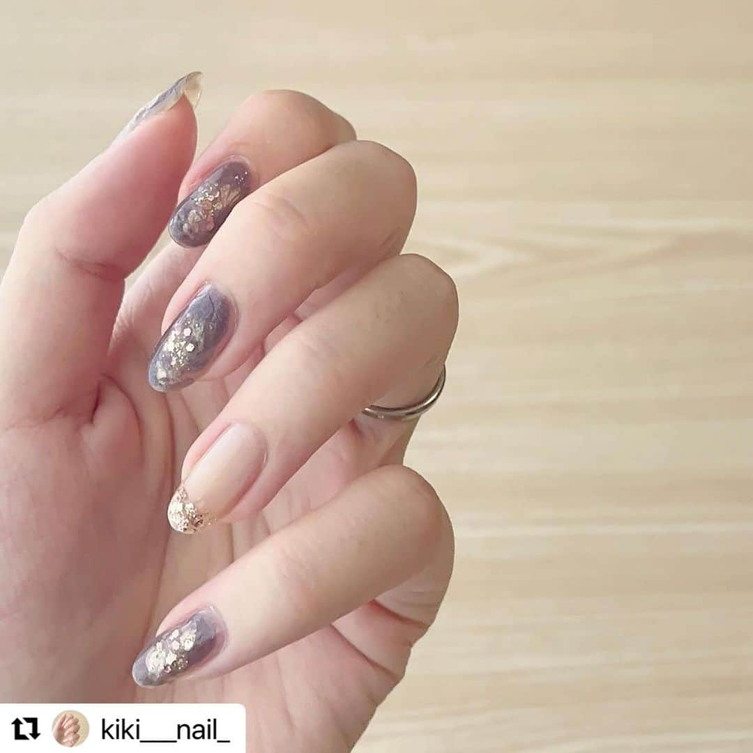 【PLANET NAIL（プラネット ネイル）】公式さんのインスタグラム写真 - (【PLANET NAIL（プラネット ネイル）】公式Instagram)「✰✰✰ ╍ ╍ ╍ ╍ ╍ ╍ ╍ ╍ ╍ ╍ ╍ ╍ ╍  @kiki___nail_ さま♡  PLANET NAIL ラメネイル PLB17 運命の女神 を使った夜空ネイルデザインの ご紹介をありがとうございます♡  シンプルだけど品があって 洗練された大人女子の指先は たまらないですね🥺🩷🩷🩷 ぜひぜひみなさまもまねっこしてみて ください♡ ╍ ╍ ╍ ╍ ╍ ╍ ╍ ╍ ╍ ╍ ╍ ╍ ╍  . 夜空ネイル🌌  ▼使用ポリッシュ @revlonjapan 130  @ducato_nail  N55 コンデンスミルク  @planet.jp  運命の女神  @pa_nail  E001  #セルフネイル #セルフネイル記録 #ポリッシュ #ポリッシュネイル #ネイル #シンプルネイル #プチプラネイル #ネイルデザイン #nails #selfnail #naildesign #セルフネイル部 #マニキュア #セルフネイル初心者 #プラネットネイル #デュカート #デュカートネイル #paネイル #レブロン #レブロンネイル #夜空ネイル」10月31日 21時17分 - planet.jp