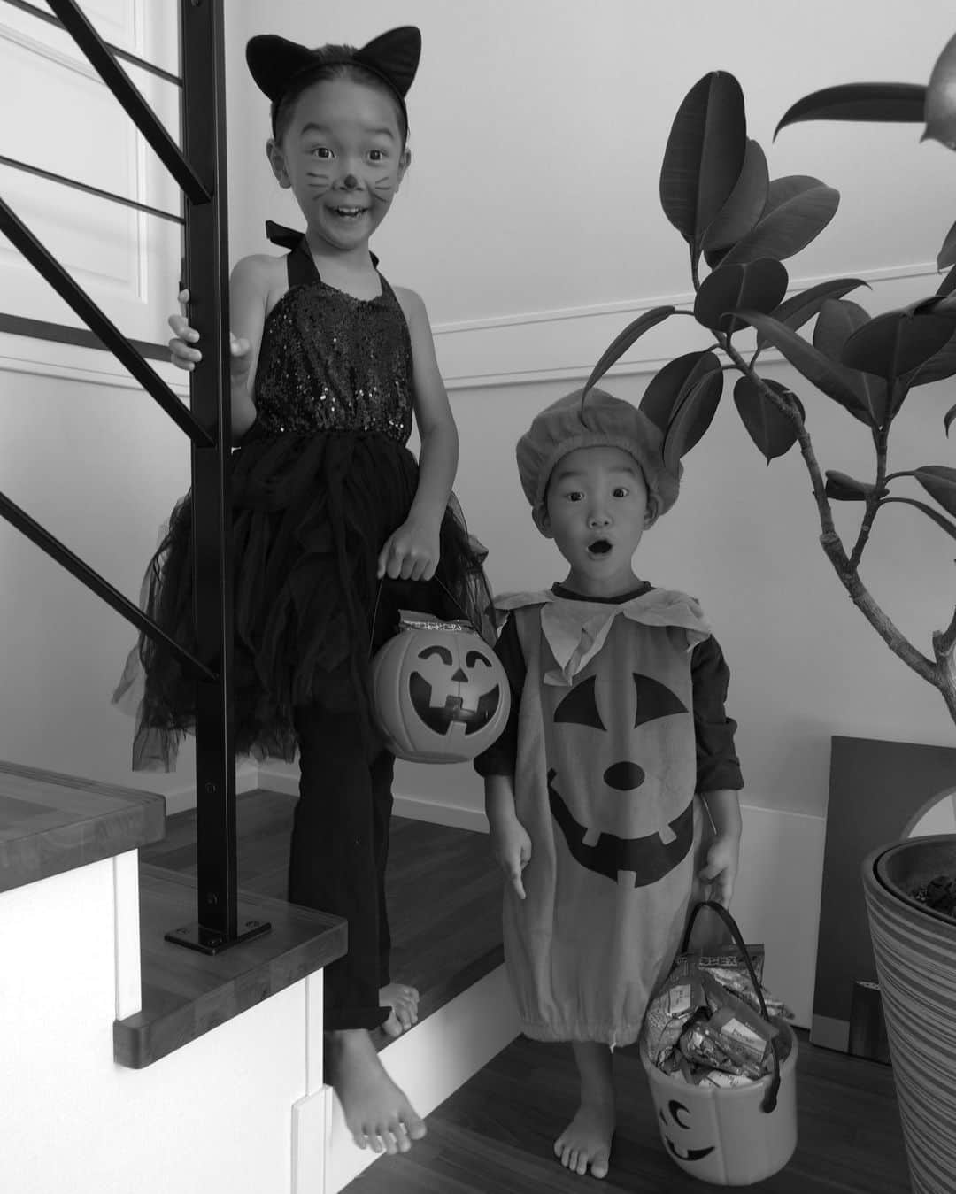 MOYAのインスタグラム：「Happy Halloween♡ 毎年もっと早く準備しておけばよかったって思う ハロウィン😇😇 でも行事ごとはやりたいお母さん👩🏻  今日は家族で仮装しようって言ってたのに 男たちはドーランを嫌がり 女たちはドーラン塗るの途中でしんどくなってきて 最後の1枚はお肌なめらかアプリに頼りました😇 ついでにカラコンもつけといた😇これでいいやん  来年はドーラン塗らなくて良い何かにしよう🤪  #halloween #ハロウィン #ハッピーハロウィン」