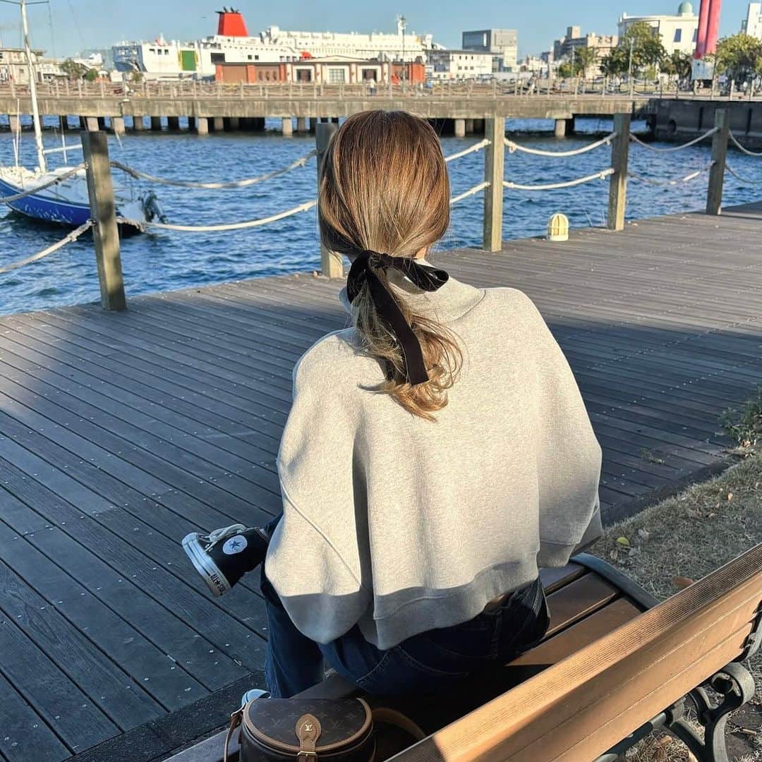 Maiのインスタグラム：「・ これもこの前の📷  髪型はベロアリボンでゆるっと結んだだけの簡単アレンジ🤎  #converse #コンバース #louisvuitton」