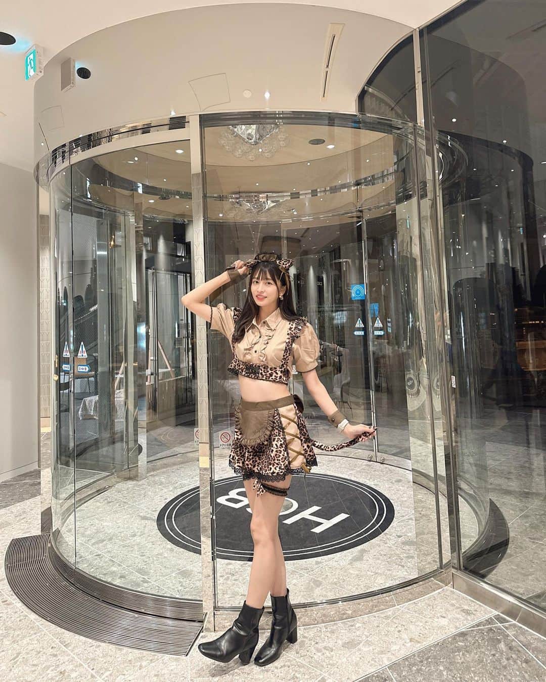 四島早紀のインスタグラム：「#HappyHalloween 😈👻🎃🪄🕯️  最後の写真はおまけ🐆🐾笑  #instagood #instalike #likeforlikes #likeforfollow #followme #fff #japanese #japanesegirl #黒髪 #黒髪ロング  #photography #コーデ #ootd #dior #秋 #ハロウィンコスプレ」