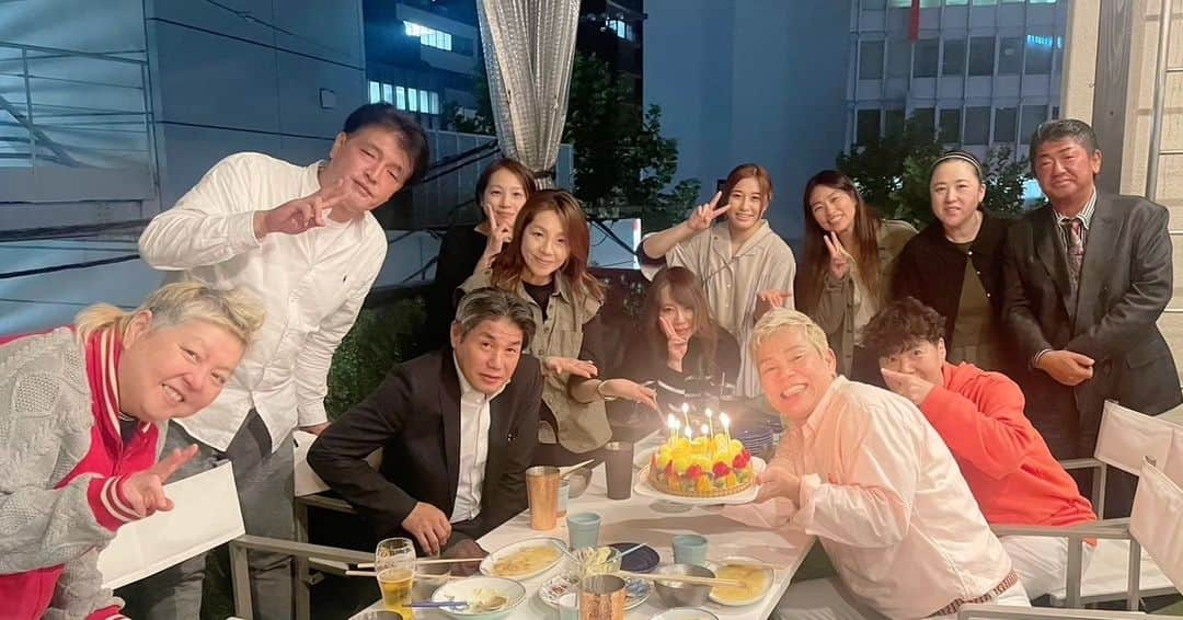 神取忍さんのインスタグラム写真 - (神取忍Instagram)「昨日の誕生日は 神保町『ALE』で愉快な仲間と 楽しい時間だったなぁ😄  井上貴子35周年イベントの準備で バタバタしているので 久しぶりに心が落ち着いた(^^)  いつも、心が折れるか?折るか? だからね(笑) 誕生日は生んでくれた両親に 感謝をして、 仲間に感謝して、 お世話になっている方々に感謝したいですね! そして、 皆さん メッセージをありがとうございました❗ 返信が出来ず、失礼してます🙏 #神保町 #ALE  #誕生日 #感謝 #心が折れる #神取忍 #プロレス」10月31日 21時23分 - shinobukandori