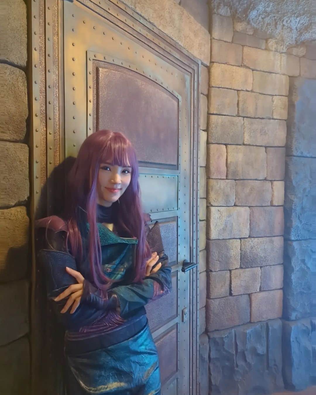 三宅裕子のインスタグラム：「ᴴᵃᵖᵖʸ ᴴᵃˡˡᵒʷᵉᵉⁿ 🦇🕸 .*･ﾟ　  仲良しのまいちゃん @_mai_irm と⁡ ⁡念願のフル仮装での⁡Dハロ❤  娘が小さい頃から好きな DESCENDANT -ディセンダント-⁡の マルの仮装をやってみた❣️ ⬆ 眠れる森の美女の マレフィセントの娘🌹 まいちゃんはクルエラ☺️似合ってた🎶  ❁⃘*.ﾟ ウィッグと衣装はAmazon、楽天で購入👌🏻´-  着替えられる場所がイクスピアリ⁡ ⁡@ikspiari_official に あったので利用したよ🐰  素敵な仮装してる人を見るのも楽しくて❣️ 撮影するのも楽しくて最高でした✨  真剣に遊ぶのってやっぱりいいね🎶 来年もやりたいな🐰⁡ ⁡⁡ ⁡ @tokyodisneyresort_official⁡ ⁡⁡ ⁡ ✰⋆｡:ﾟ･*☽:ﾟ･⋆｡✰⋆｡:ﾟ･*☽ #disneysea #disneygram #ディセンダント #マル⁡ #ディセンダント2⁡ #ディセンダント2仮装 #disneycosplay #Dハロ仮装2023  #ディズニーシー #Dハロ仮装 #mal #dハロ #tdl #HappyHalloween⁡ #フル仮装」