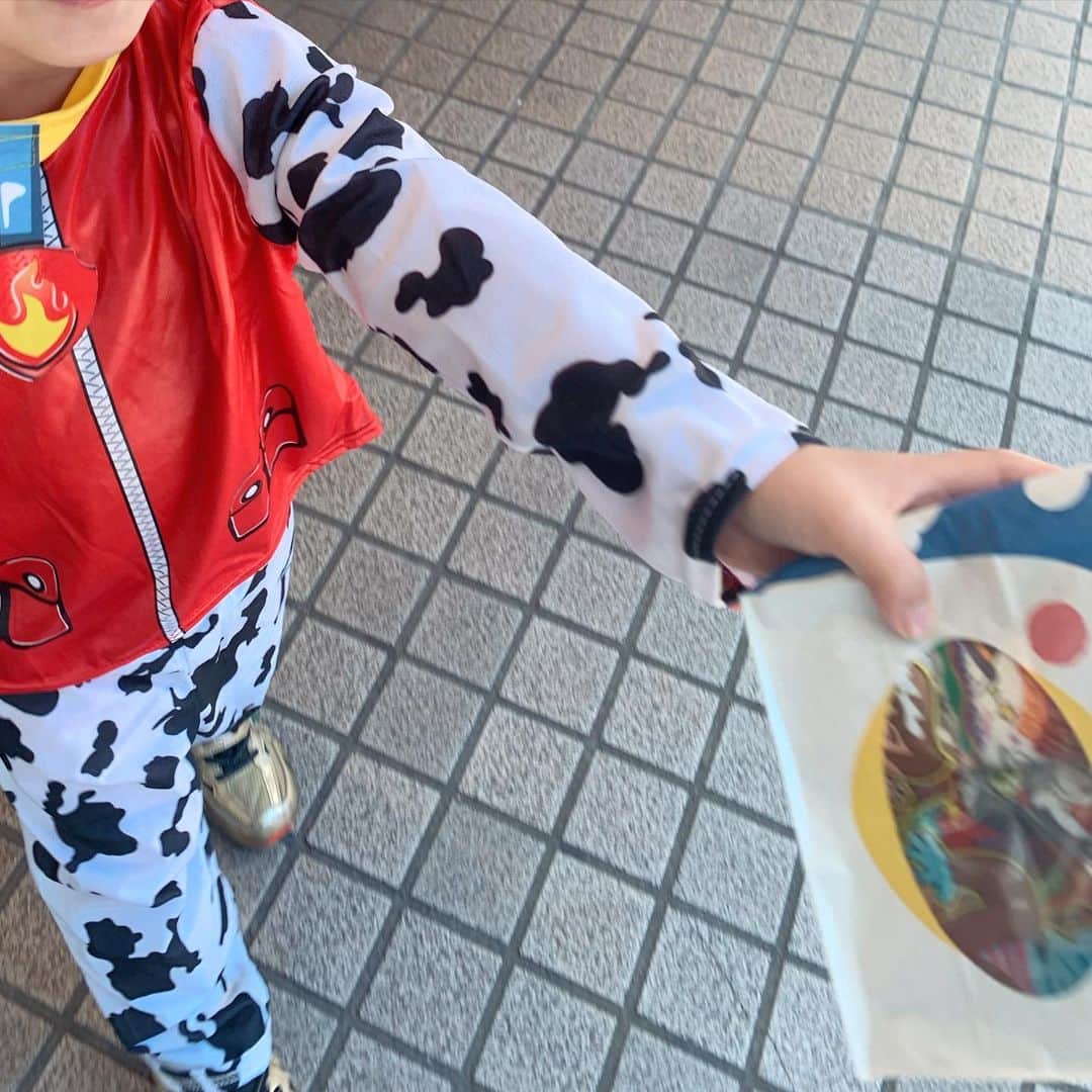 加藤千恵のインスタグラム：「ハッピーハロウィン。商店街イベントで、お菓子をいただけて大喜びする我が家のマーシャル（パウパトロール）。」